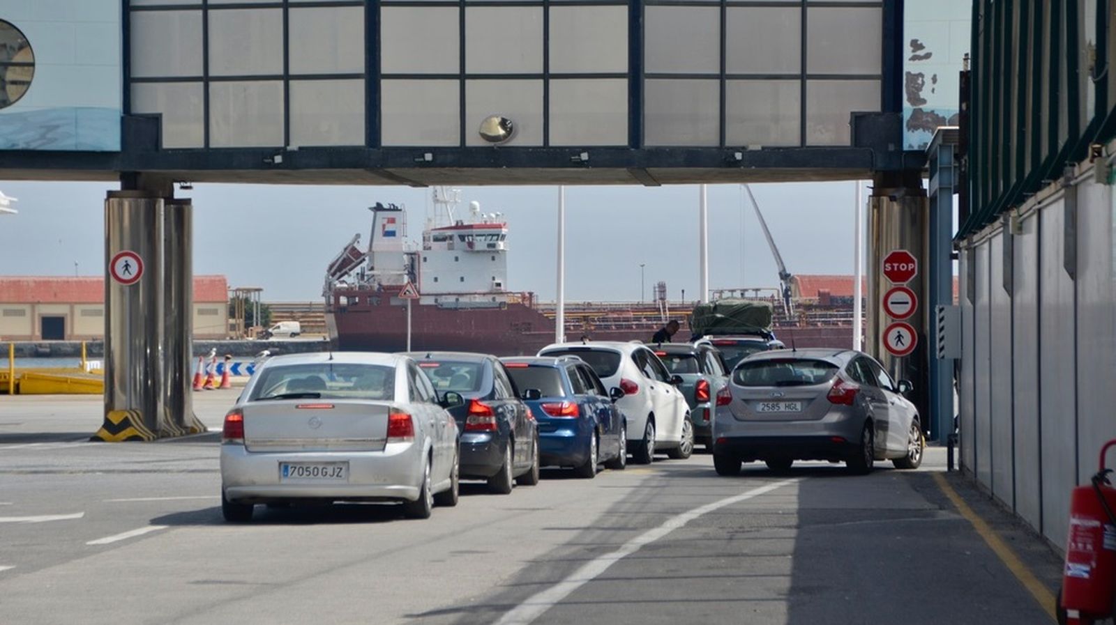 Vehículos embarcan en el puerto de Ceuta/FOTO EL PUEBLO