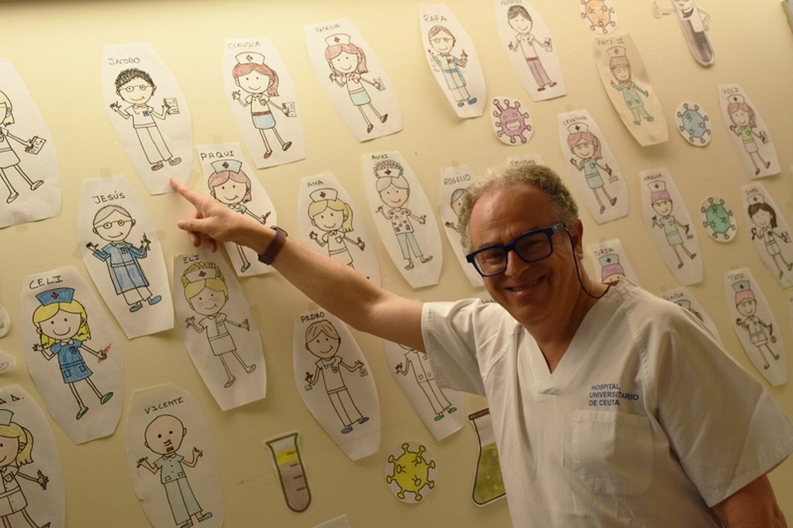 Díaz Portillo señala su dibujo en la pared frente a la puerta del laboratorio. / FOTO NICOL´S