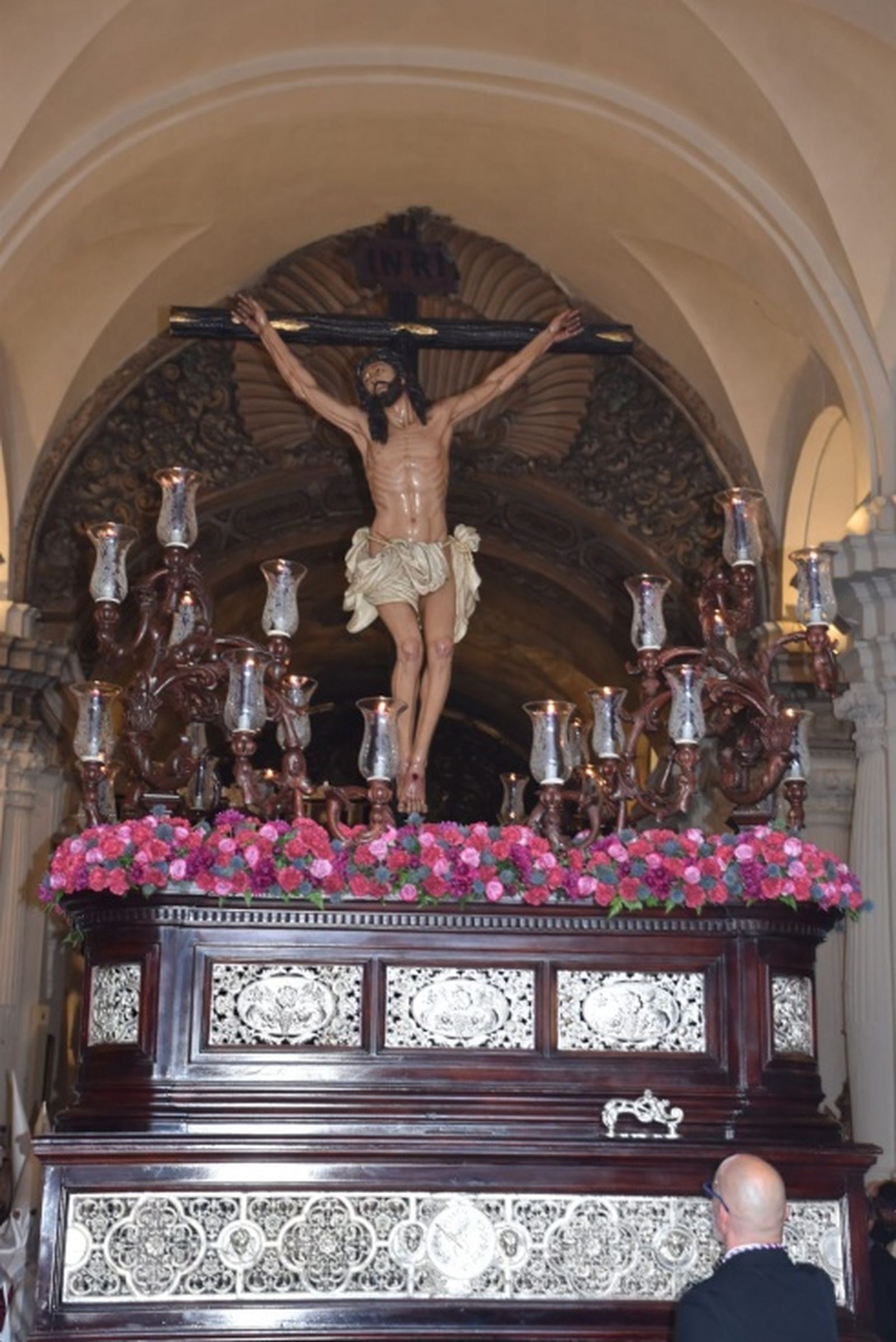 Viernes Santo para la historia: La Expiración, sin ruedas y a costaleros. / FOTO NICOL'S