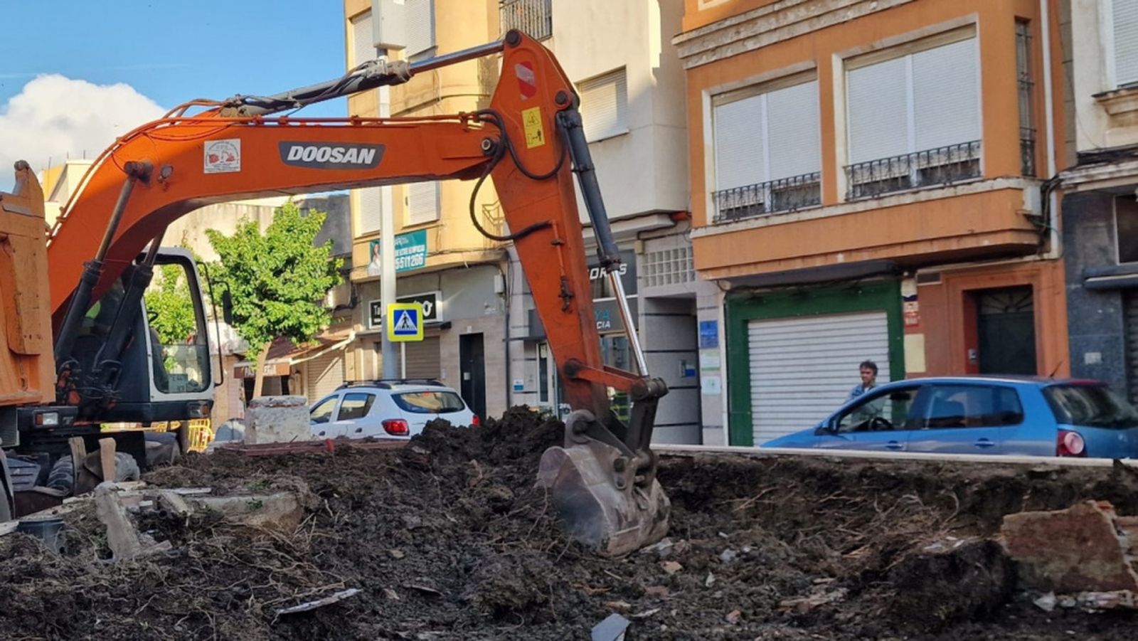 Una máquina trabaja en una calle de Hadú/FOTO EL PUEBLO