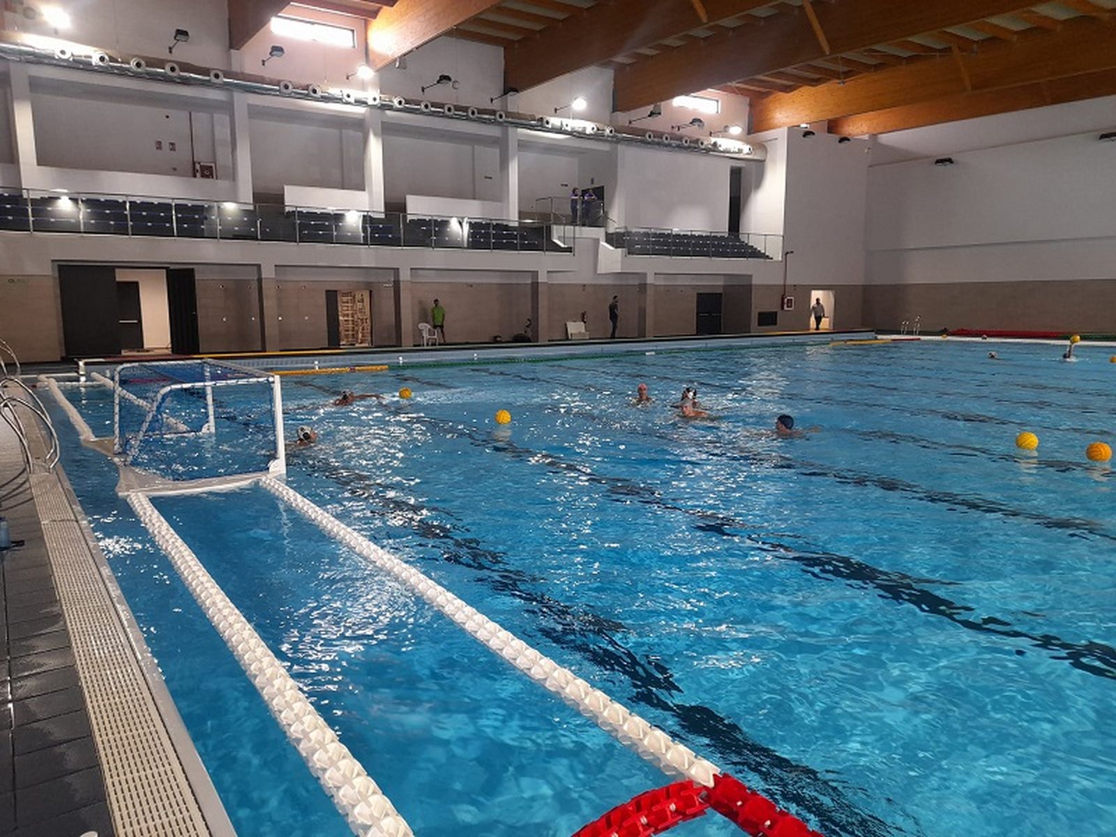 Así luce la nueva piscina con el Caballa entrenando. / FOTO CN CABALLA