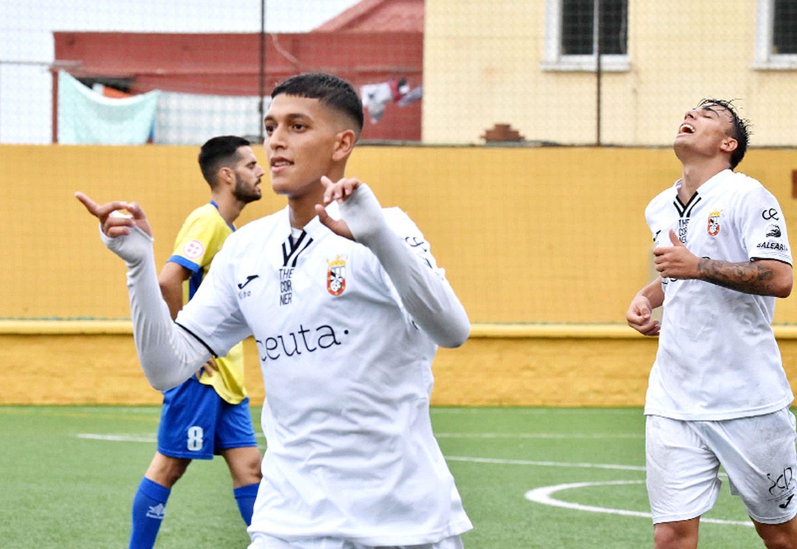 El buen estado de forma de Taufek y Breñé, con tres goles cada uno, sitúan a los blancos en play-off. / FOTOs NICOL’S