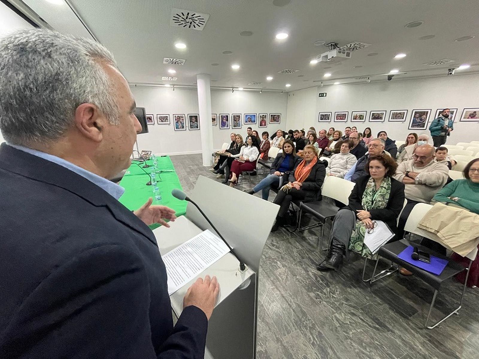 El presidente de la AECC en Ceuta, Jesús Ferreiro, presentando las jorandas. / FOTO REDUAN
