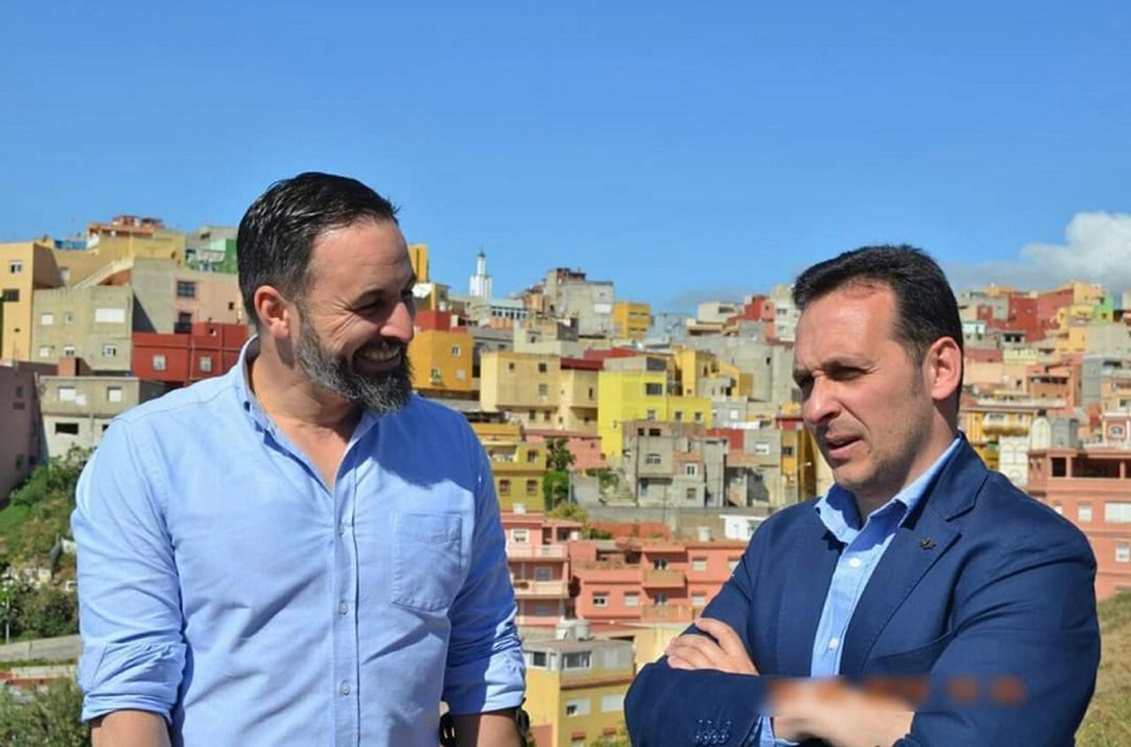 Los dirigentes de Vox Santiago Abascal y Juan Sergio Redondo con El Príncipe de fondo/FOTO EL PUEBLO