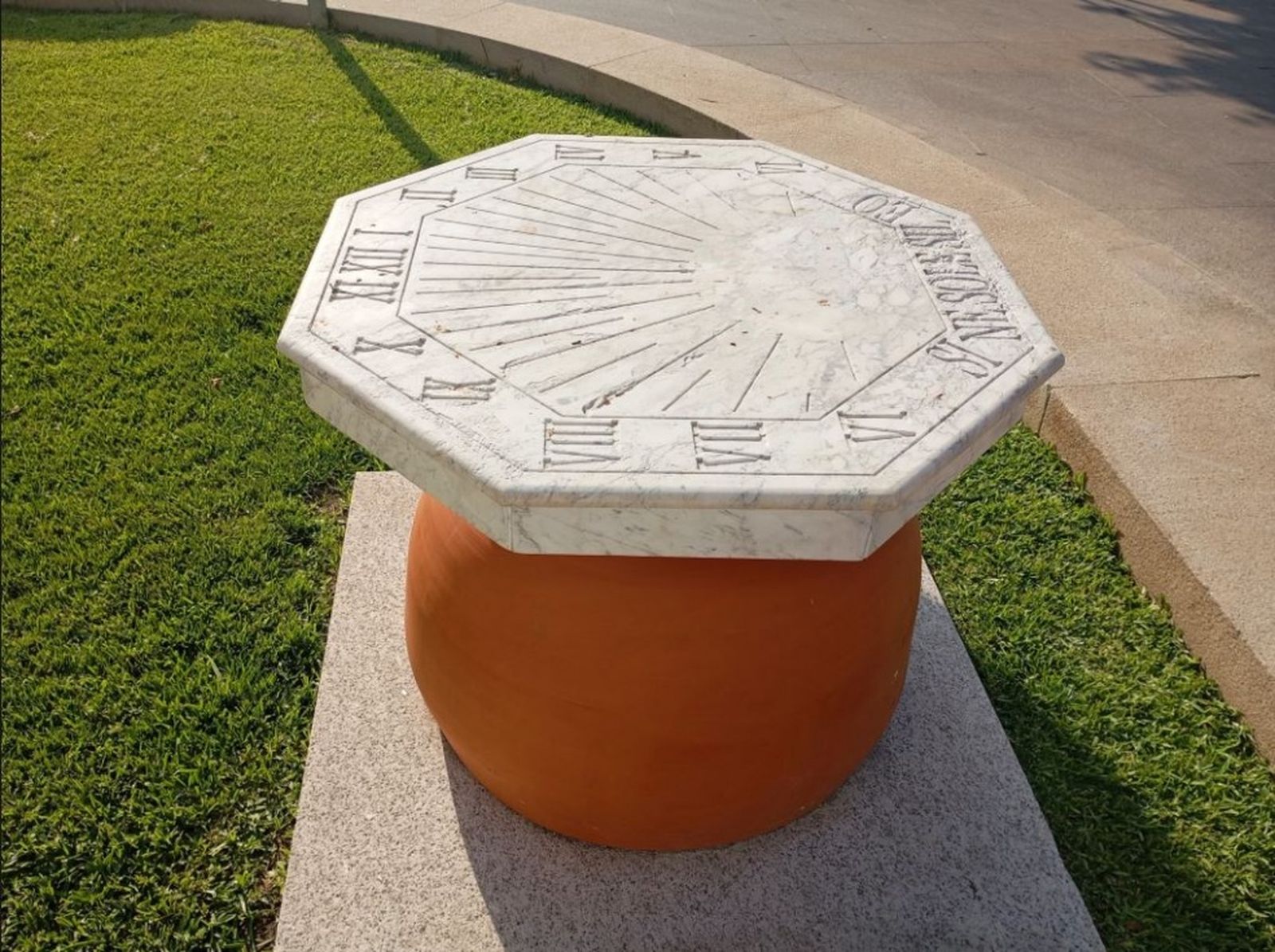 Reloj de sol, a punto de entrar en funcionamiento, de la Plaza de África / Coronado