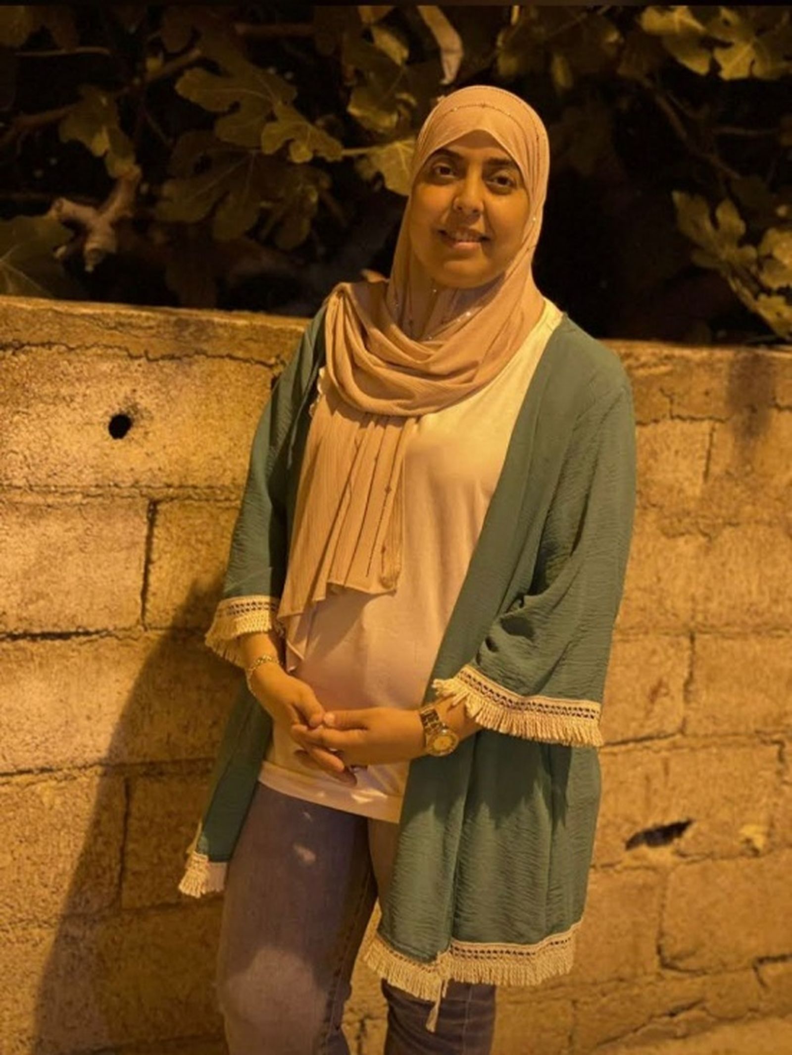 Karima Abdeselam espera desde hace un año citas en Traumatología y Neurología para sus dos hijas. / FOTO CEDIDA