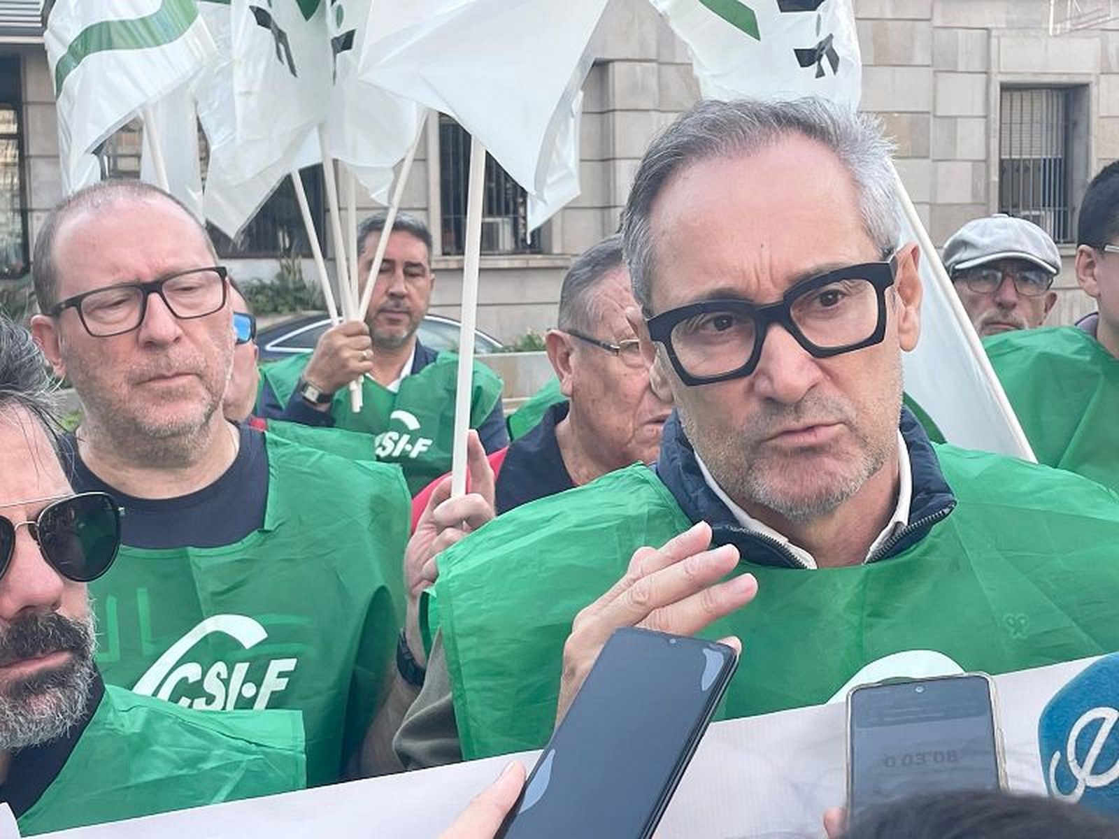 El presidente autonómico de CSIF, Juan Iglesias, durante la movilización de este lunes./ FOTO REDUAN