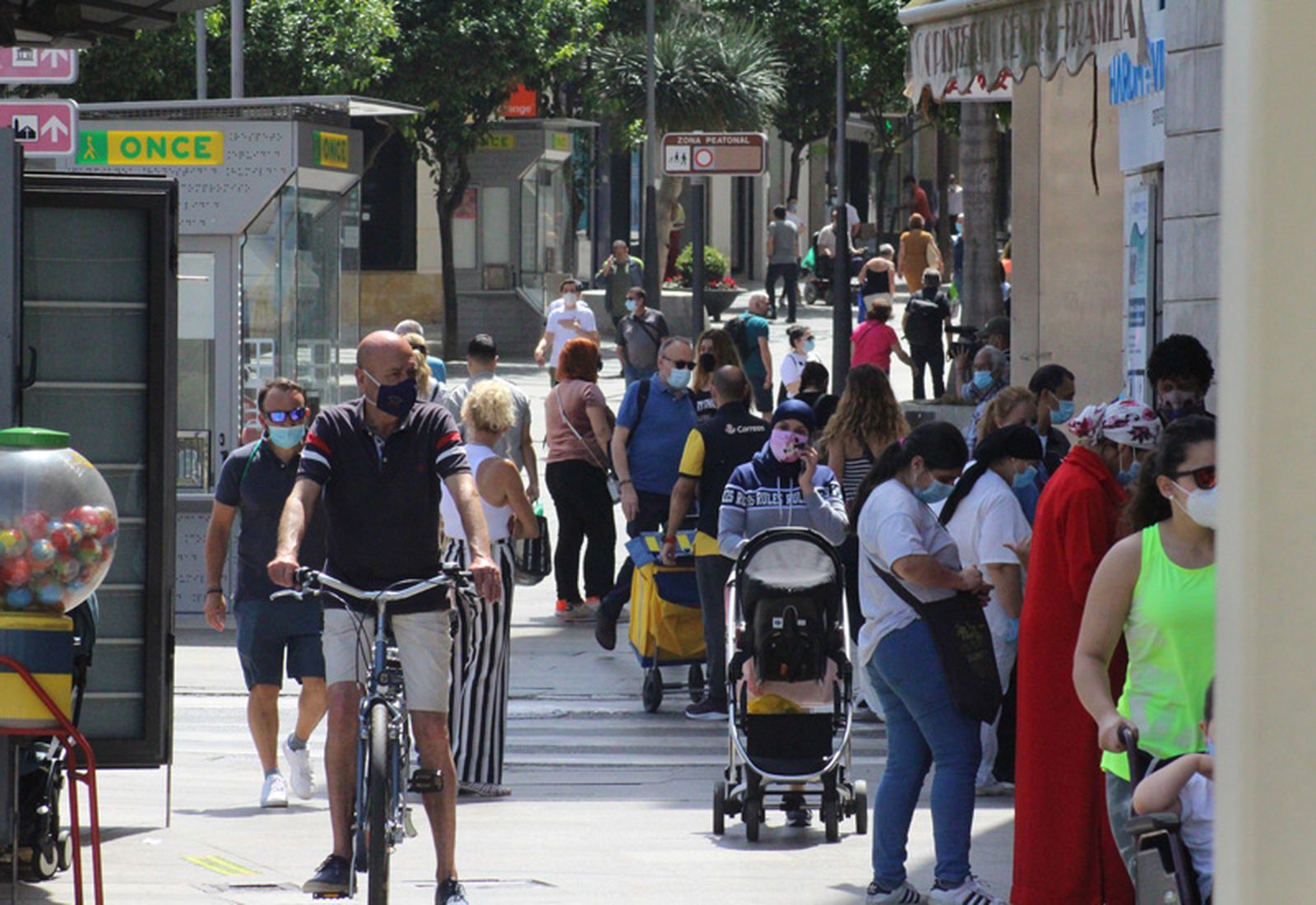 7334_gente_mascarillas_001