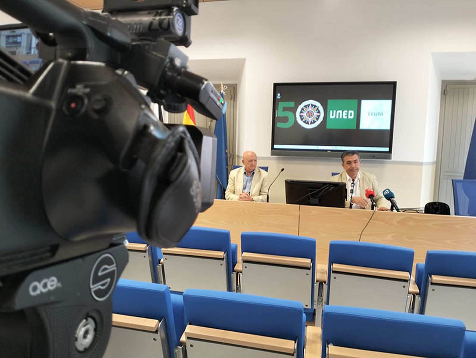 El director de la Uned, Carlos Rontomé, (dcha.) y el secretario de la institución, Enrique Ávila, durante la rueda de prensa ofrecida hoy /FOTO EL PUEBLO