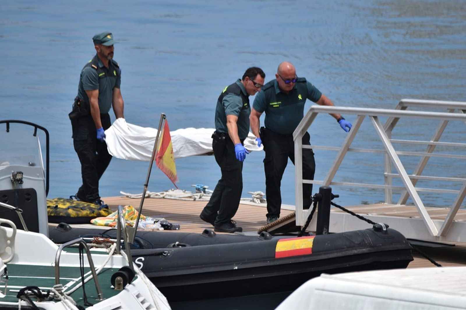 Agentes de la Guardia Civil transporta el cadáver de un migrante/FOTO EL PUEBLO