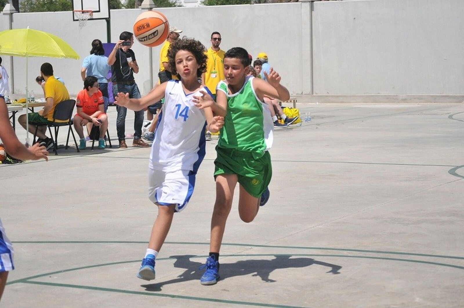 Jóvenes jugando al baloncesto durante los 'Juegos del Estrecho' en Tarifa en una imagen de archivo. / FOTO EL PUEBLO
