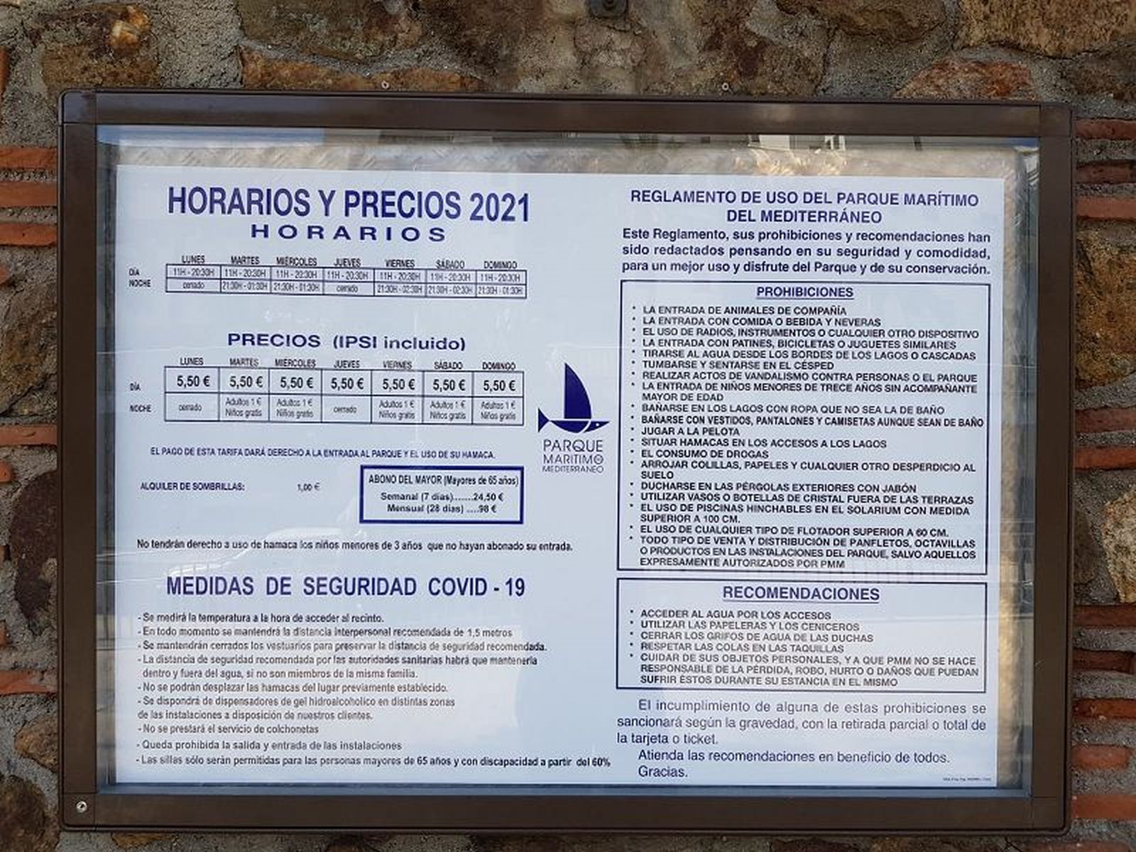 Cartel en la puerta del Parque que informa de la prohibición de entrar con animales de compañía. / FOTO NICOL’S