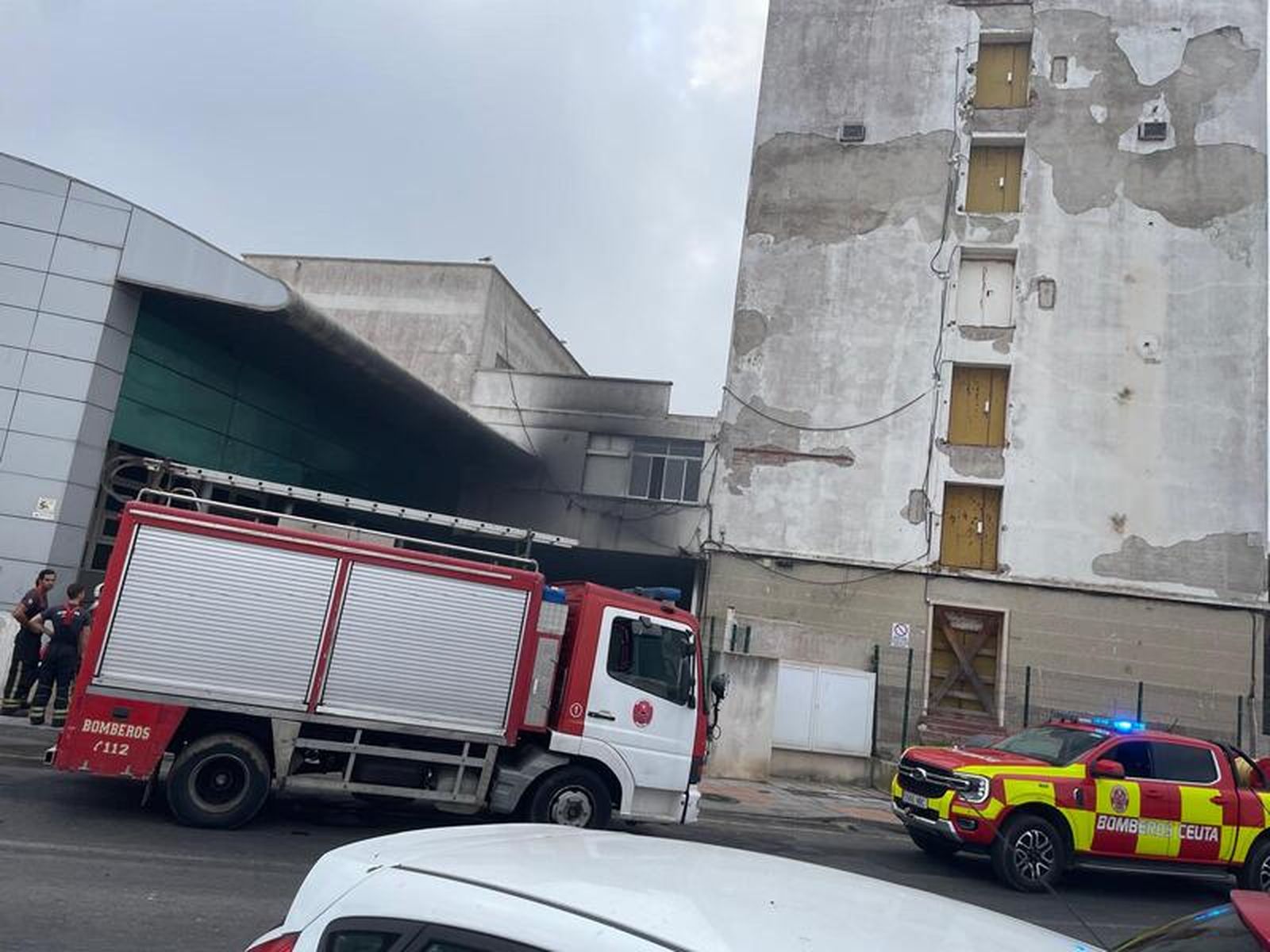155_bomberos-ceuta-incendio-cruz-roja-hospital-17