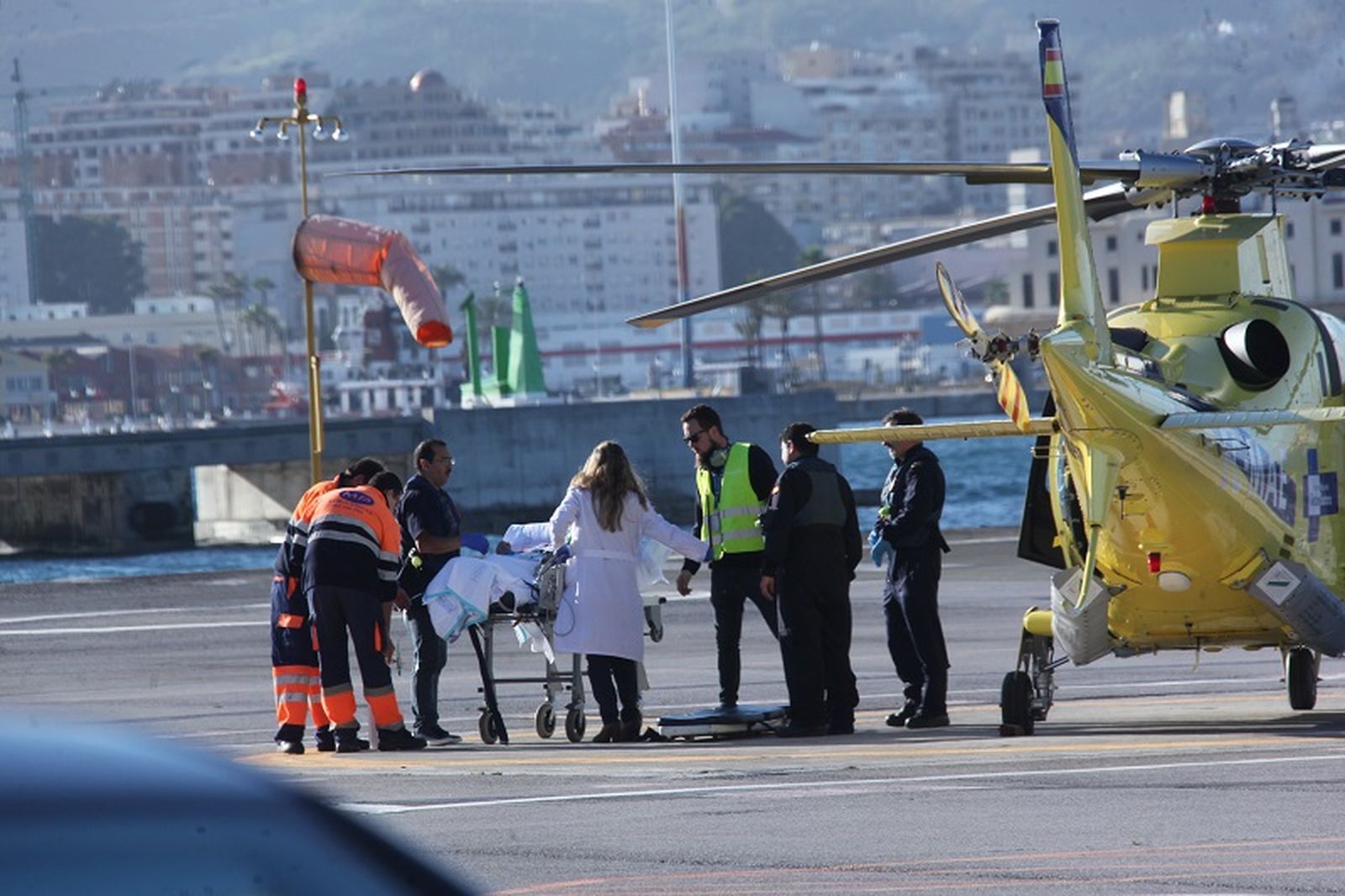 Traslado de un paciente a bordo del helicóptero sanitario/FOTO EL PUEBLO