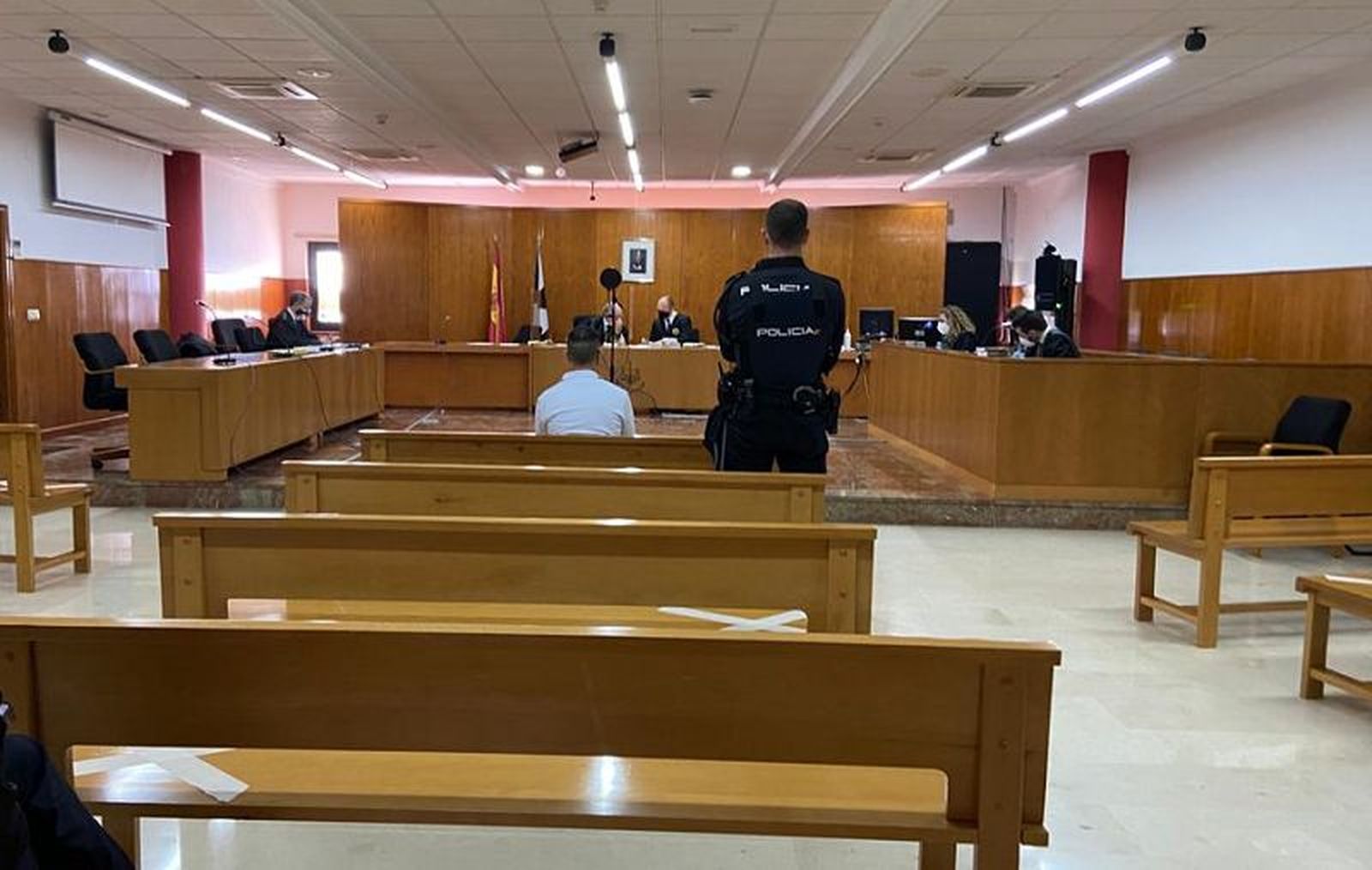 La sala de la Audiencia Provincial de Cádiz en Ceuta durante el juicio de este martes, el acusado en el banquillo. / FOTO EL PUEBLO