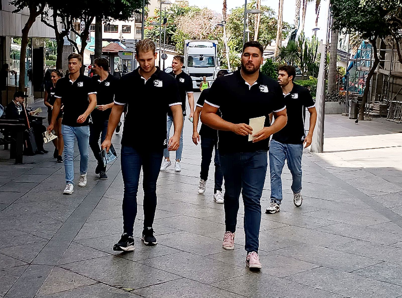 El ceutí Paco Molina y el resto de compañeros, por el Paseo del Revellín. / FOTO D. VICENTE