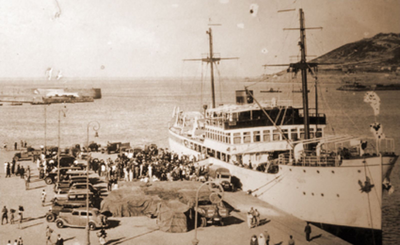 La popular ‘Paloma’ atracada en el Muelle de España (Foto: Colección ‘Cien años de fotografía’). / FOTO CEDIDA