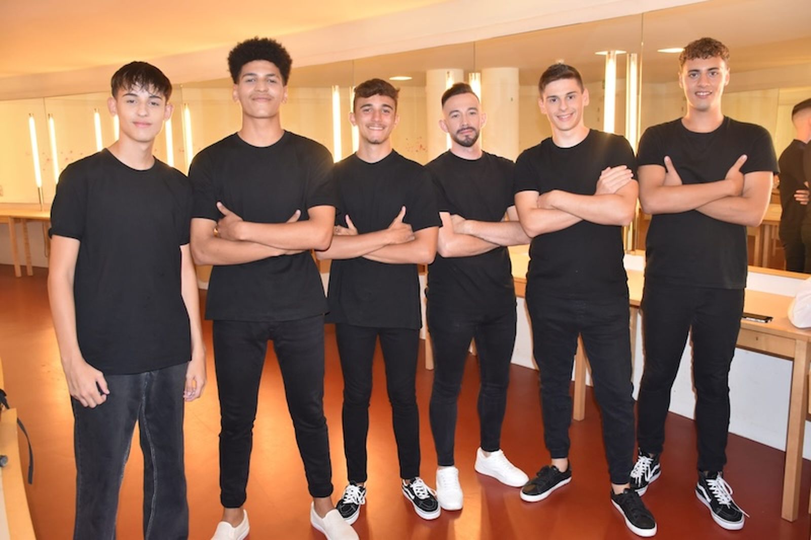 Chicos en el camerino./ FOTO NICOL'S