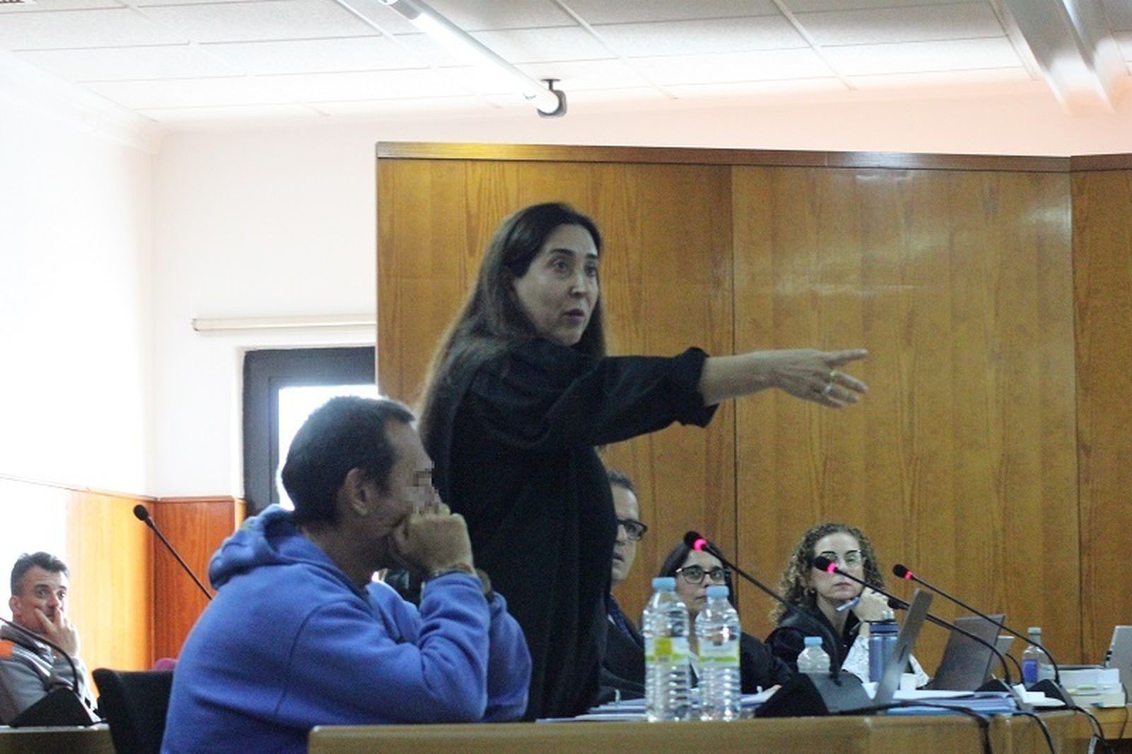 Guil imitando cómo se apuntó con la pistola. / FOTO S.C.