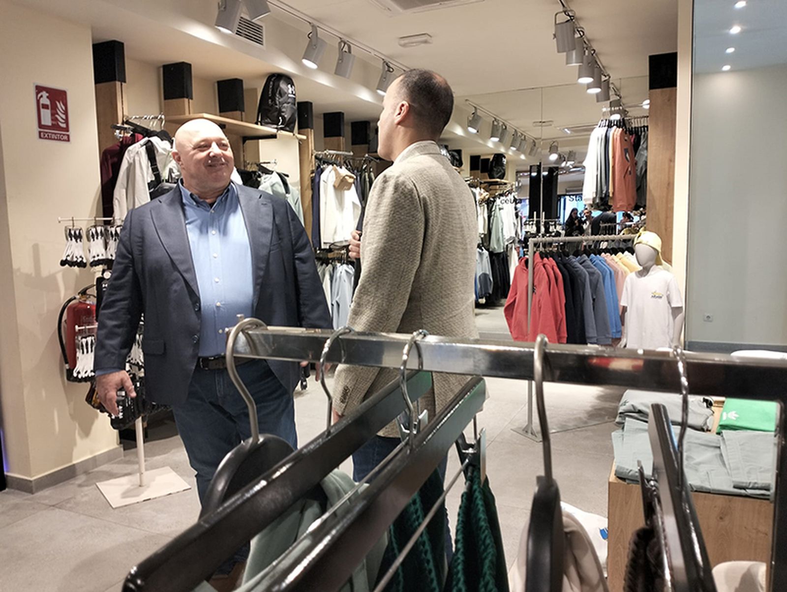 Cecchi y Abdalahe conversan antes del comienzo de la actividad/FOTO EL PUEBLO