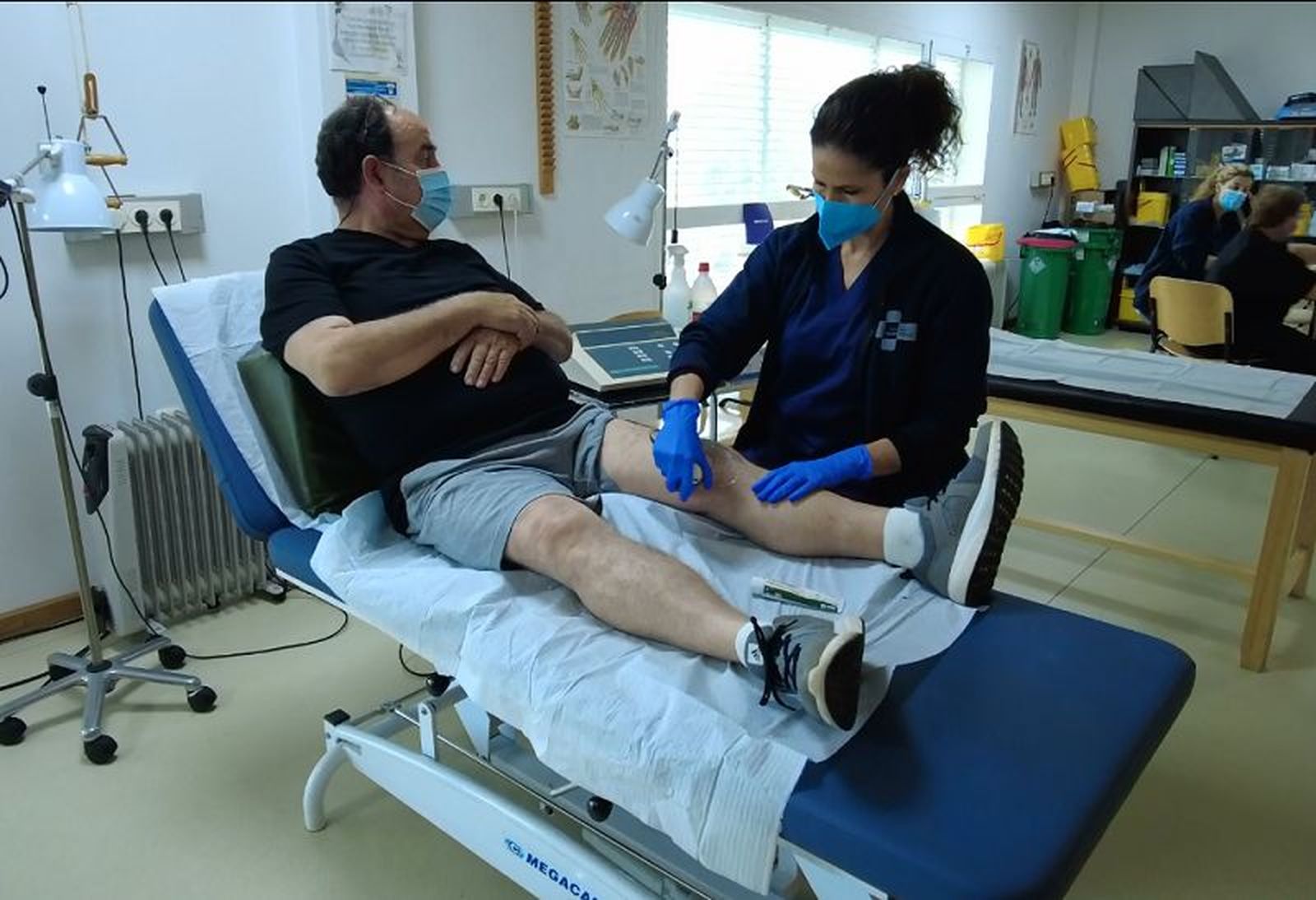 Un fisioterapeuta atendiendo a un paciente / EL PUEBLO