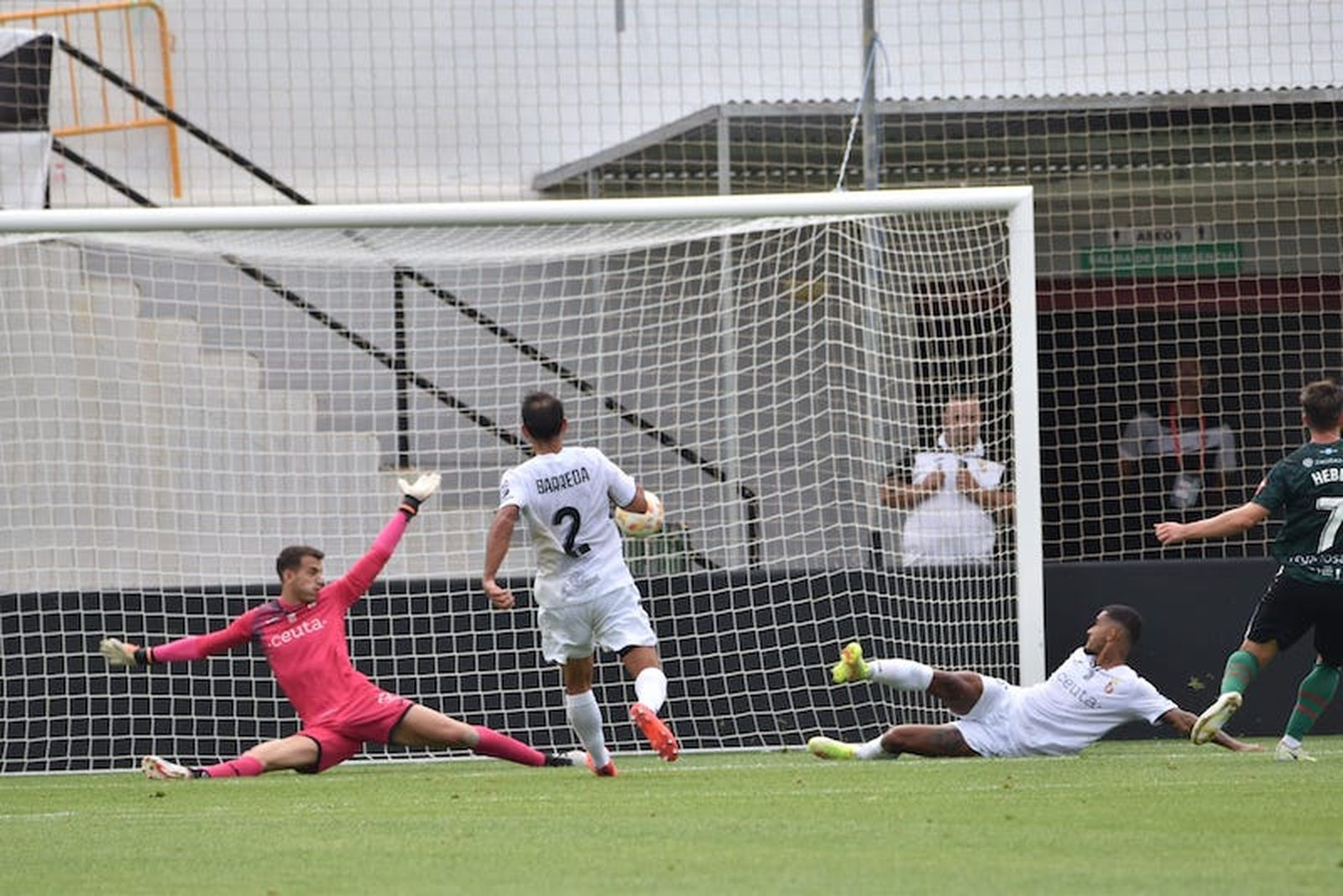 Heber marca el primer gol en el 'Murube'. / FOTO NICOL'S