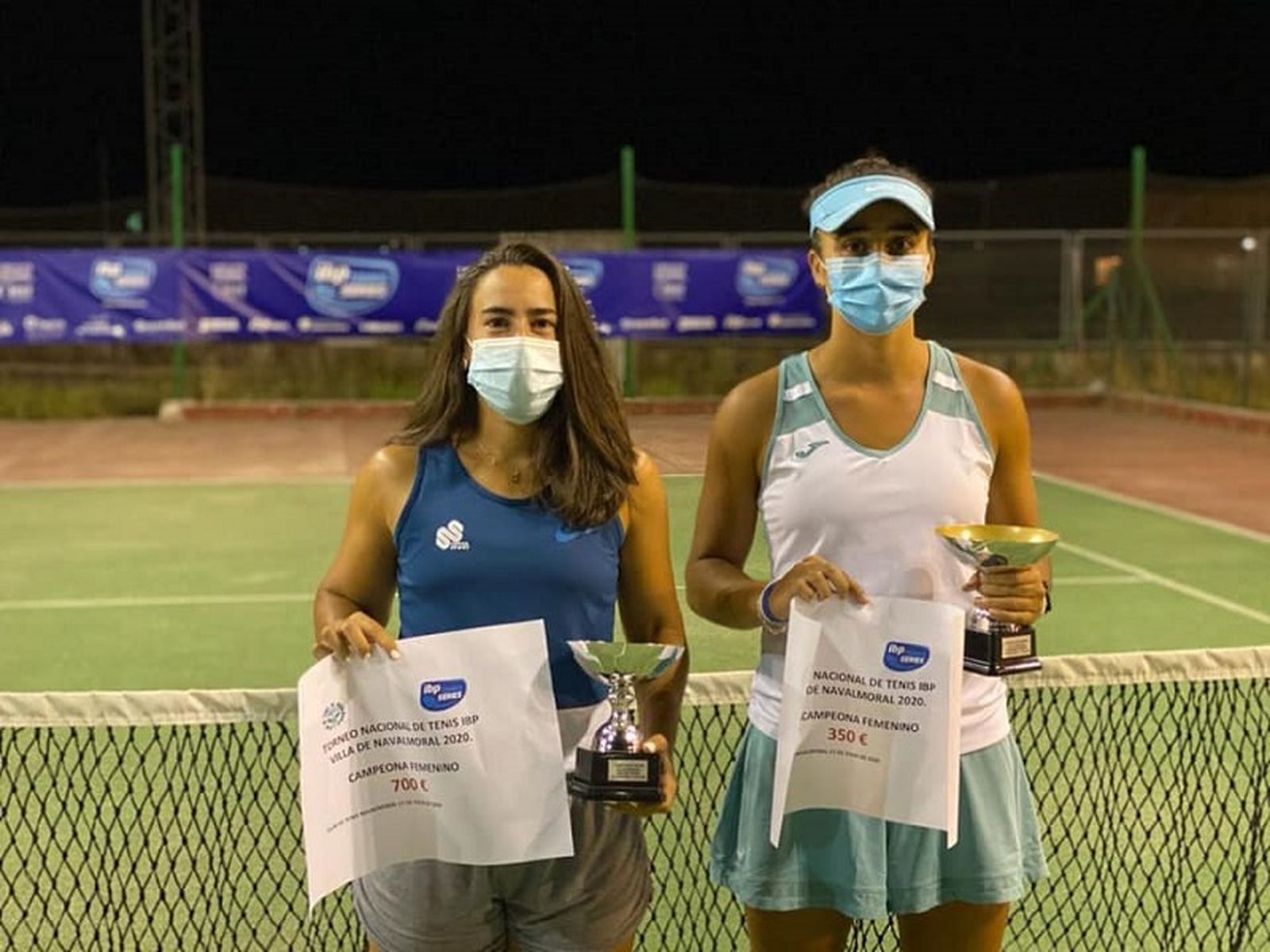 Olga, a la izquierda, siguiendo los protocolos de seguridad / FOTO CEDIDA