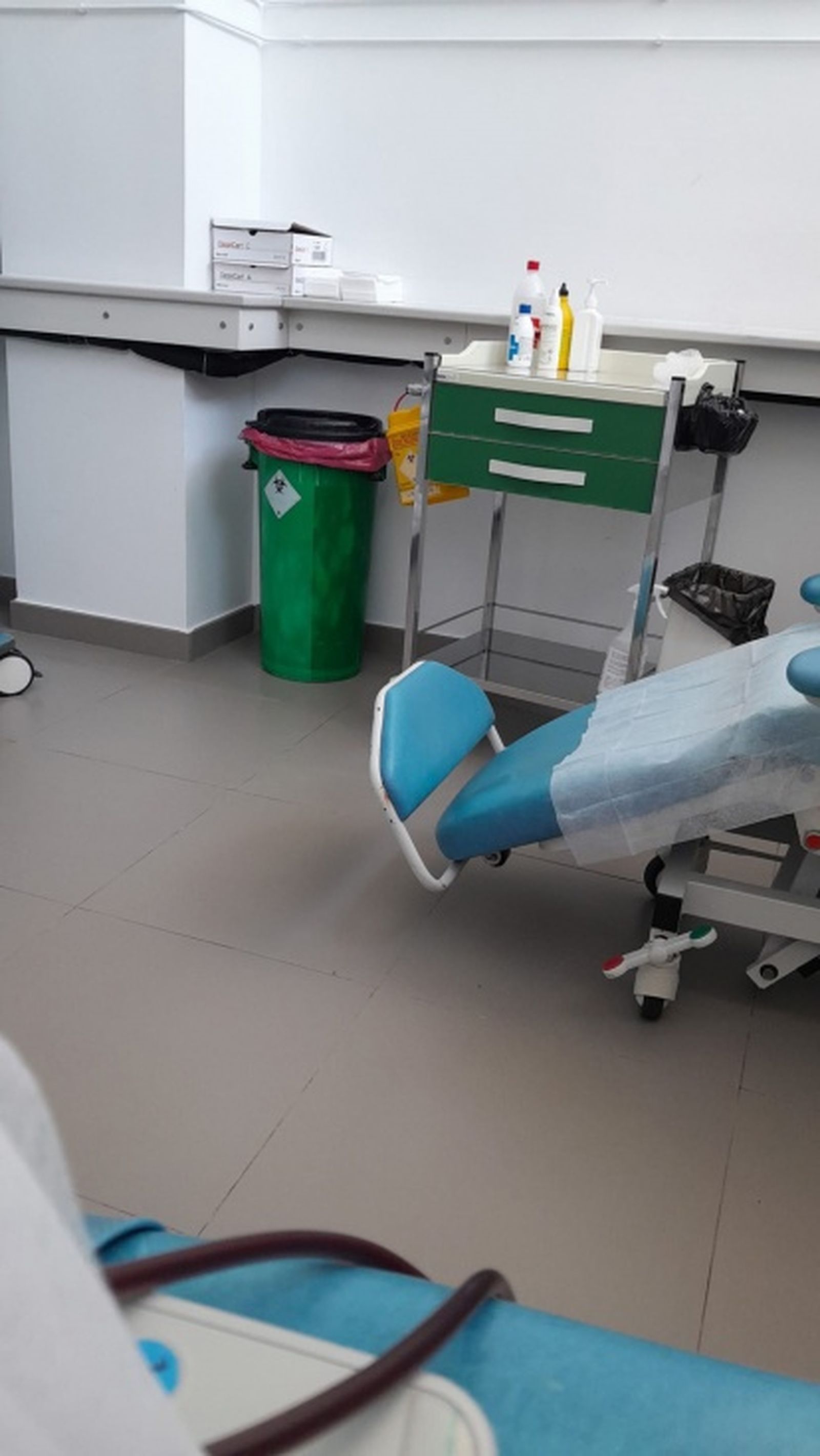 Los pacientes denuncian que el centro cuenta con sillones oxidados, camas rotas y goteras, presentes durante los días de lluvia. / FOTOS CEDIDAS