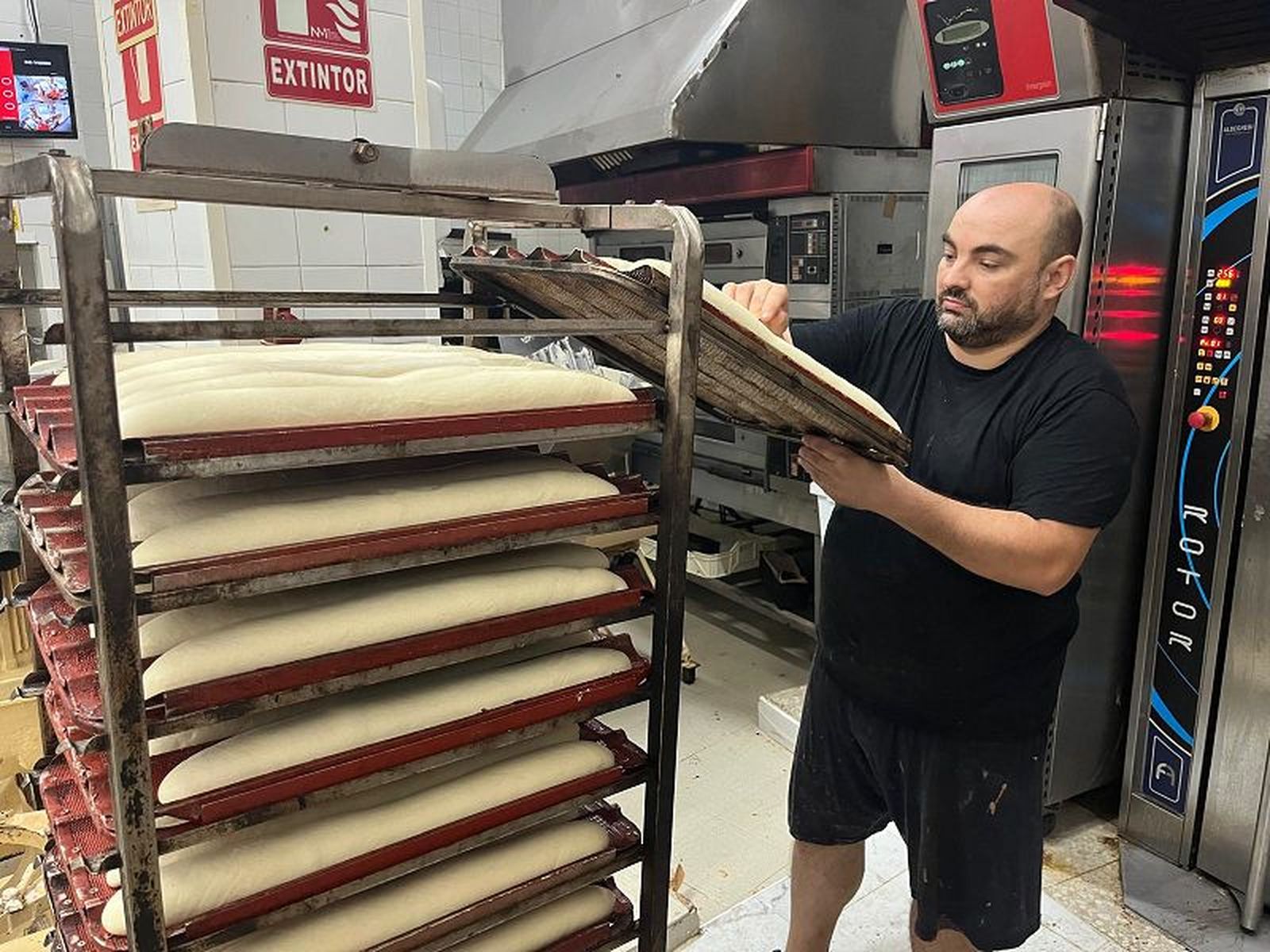 José Manuel Quero, trabajador del obrador de 'La Campanita'./ FOTO J.A.G.