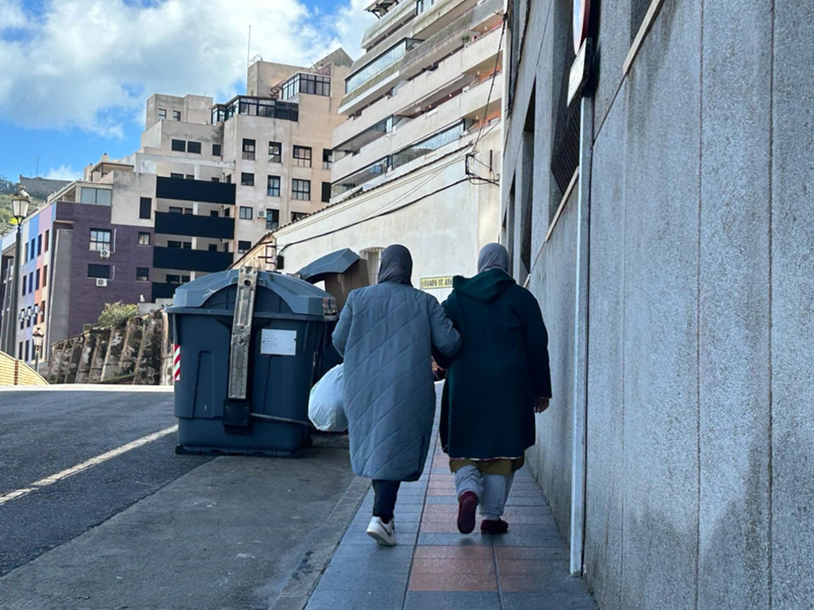 Varios pacientes denuncian la ubicación de la clínica, que atiende a pacientes en condiciones a veces críticas, se encuentre en una cuesta. / FOTO G.S.