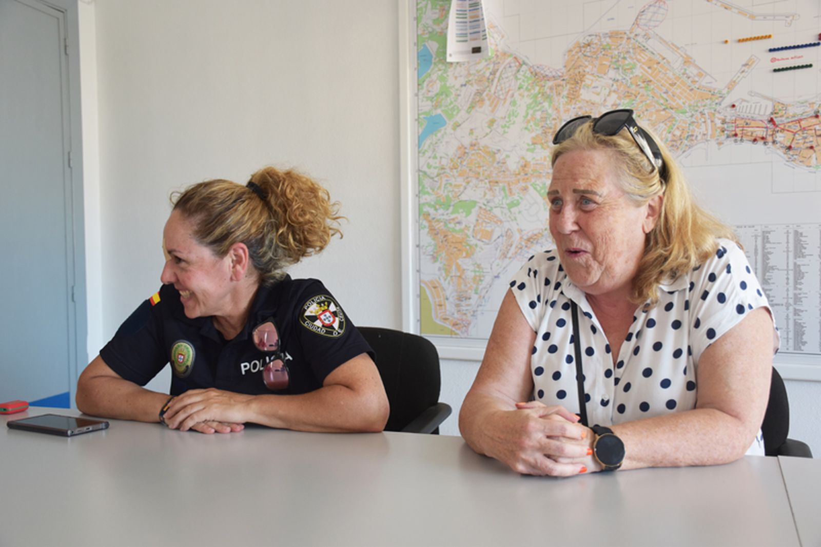 La agente Eva María González junto a la policía ya jubilada Pilar Ugarte. / FOTO G.S.