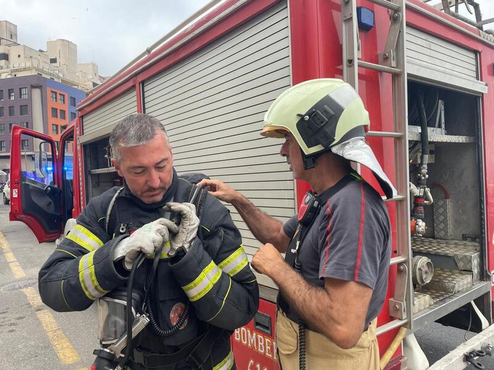 2949_bomberos-ceuta-incendio-cruz-roja-hospital-8