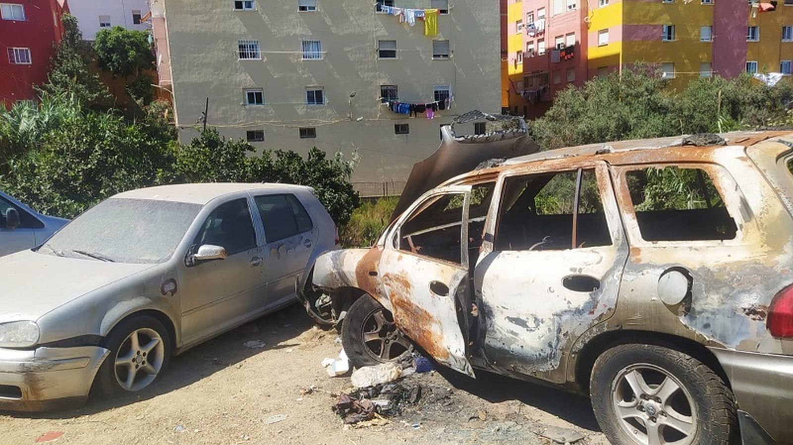 Coches abandonados en Huerta Molino. / Foto REDUAN