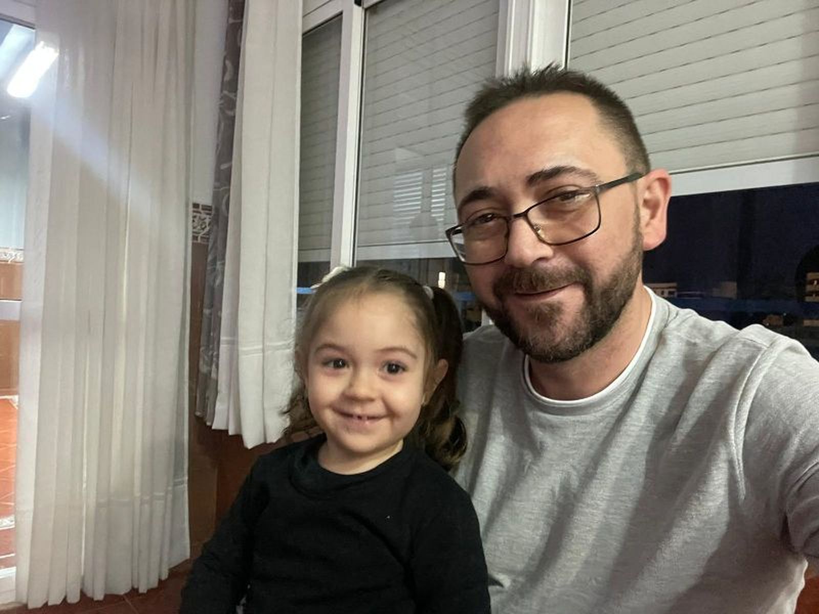 José Pacheco con su pequeña, el motor de su lucha./ FOTO CEDIDA