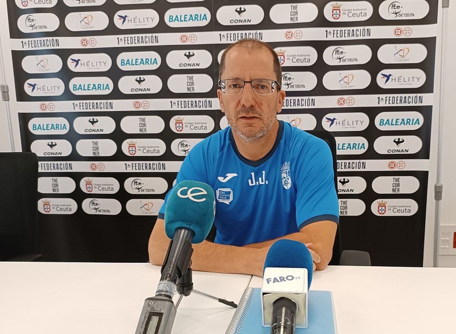 El entrenador del Ceuta, este viernes en la sala de prensa de la pista de atletismo. / FOTO D. VICENTE