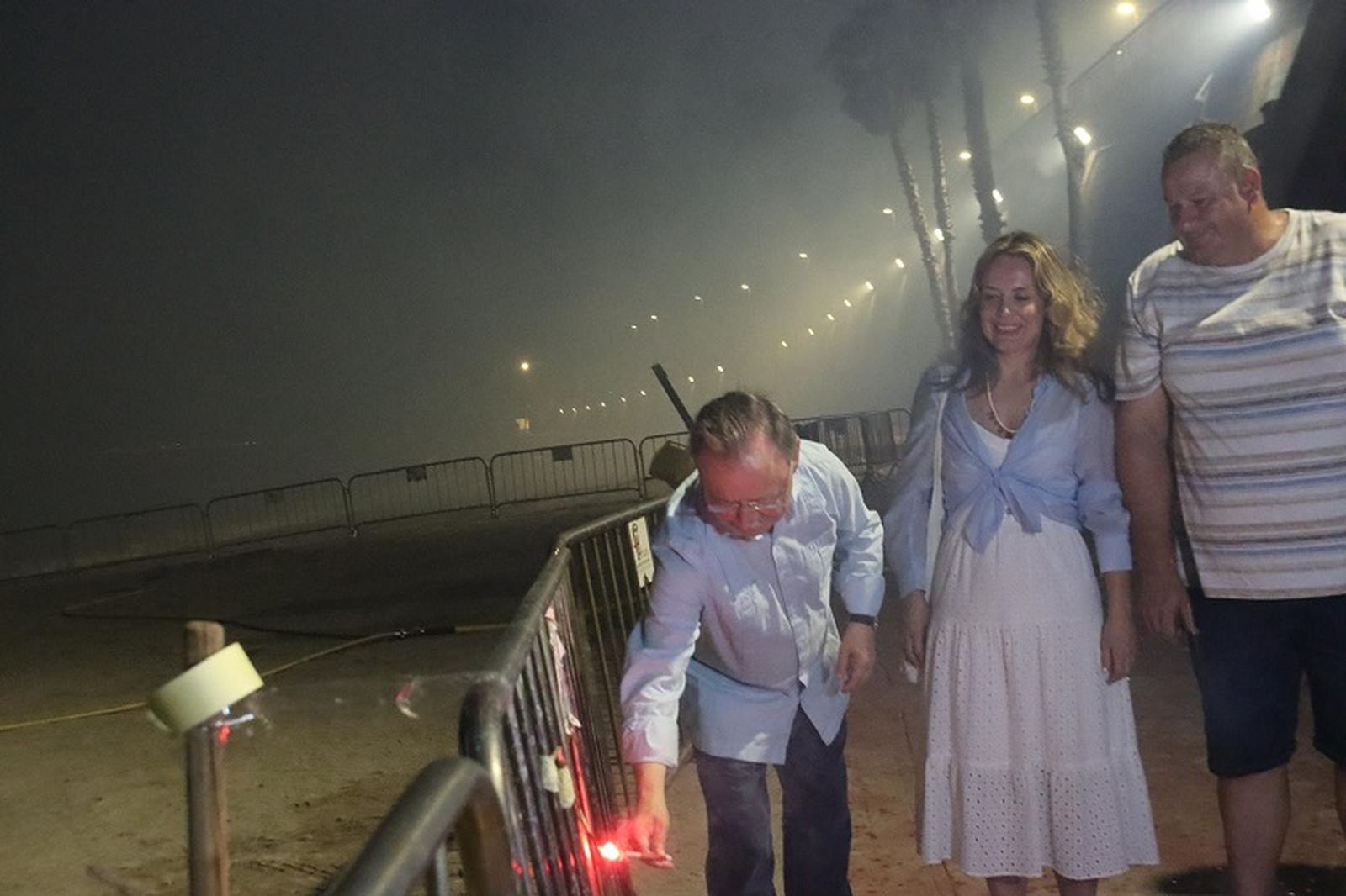 Los ceutíes piden “salud”, “amor” y “un trabajo digno” al fuego de la Noche de San Juan. / FOTO REDUAN