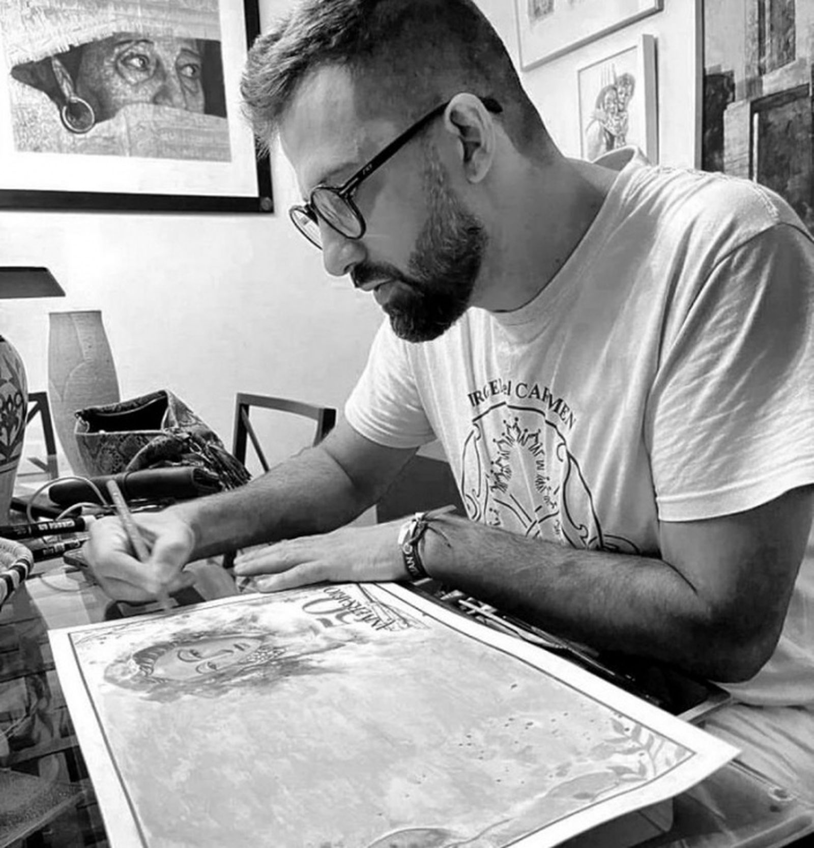 Pablo Rosa Rodríguez, trabajando en uno de sus carteles | FOTO CEDIDA