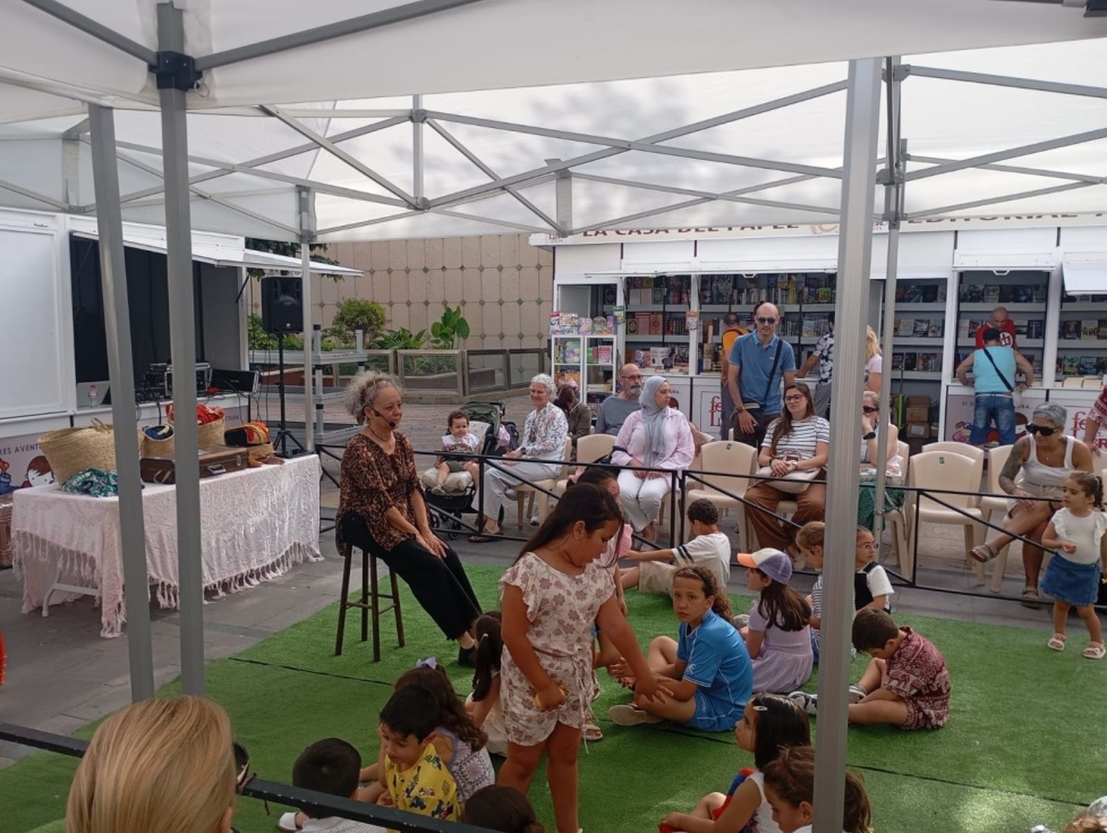Un cuentacuentos de Pepa Muriel, primera actividad de la Feria del Libro en la Plaza de los Reyes / Coronado