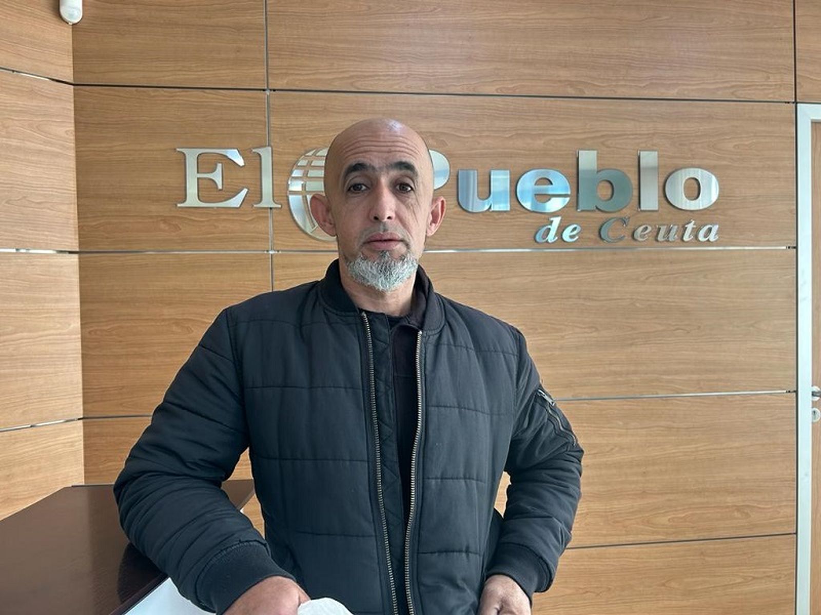 Mohamed Nadir reclamó ante el HUCE tras un año esperando cita para su hijo en Traumatología. / FOTO G.S.