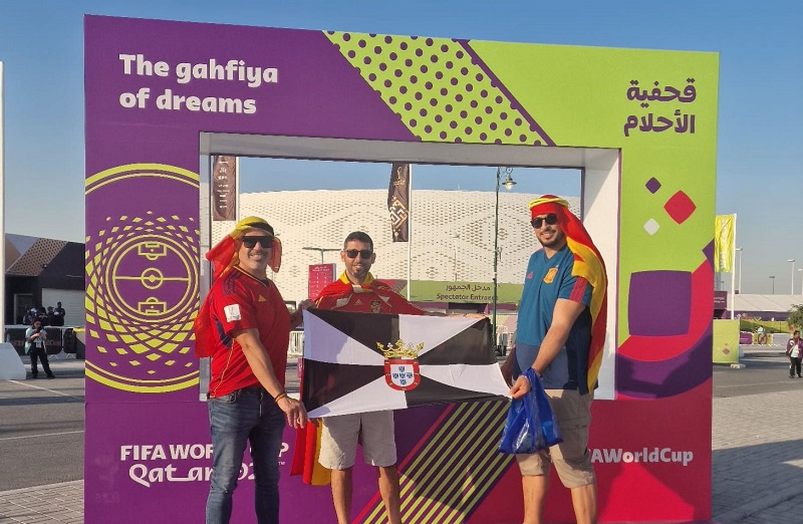 Los ceutíes, este miércoles con el estadio Al Thumama al fondo. / FOTO CEDIDA