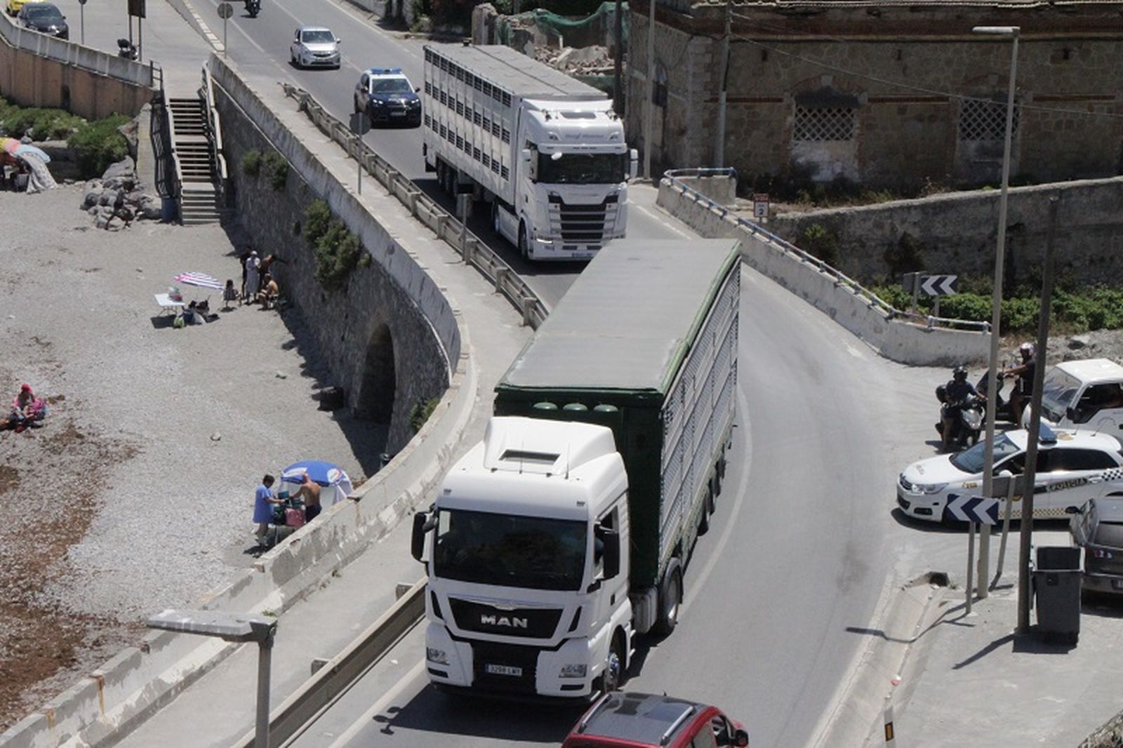 Un camión transportando borregos en Ceuta en una imagen de archivo. / FOTO REDUAN