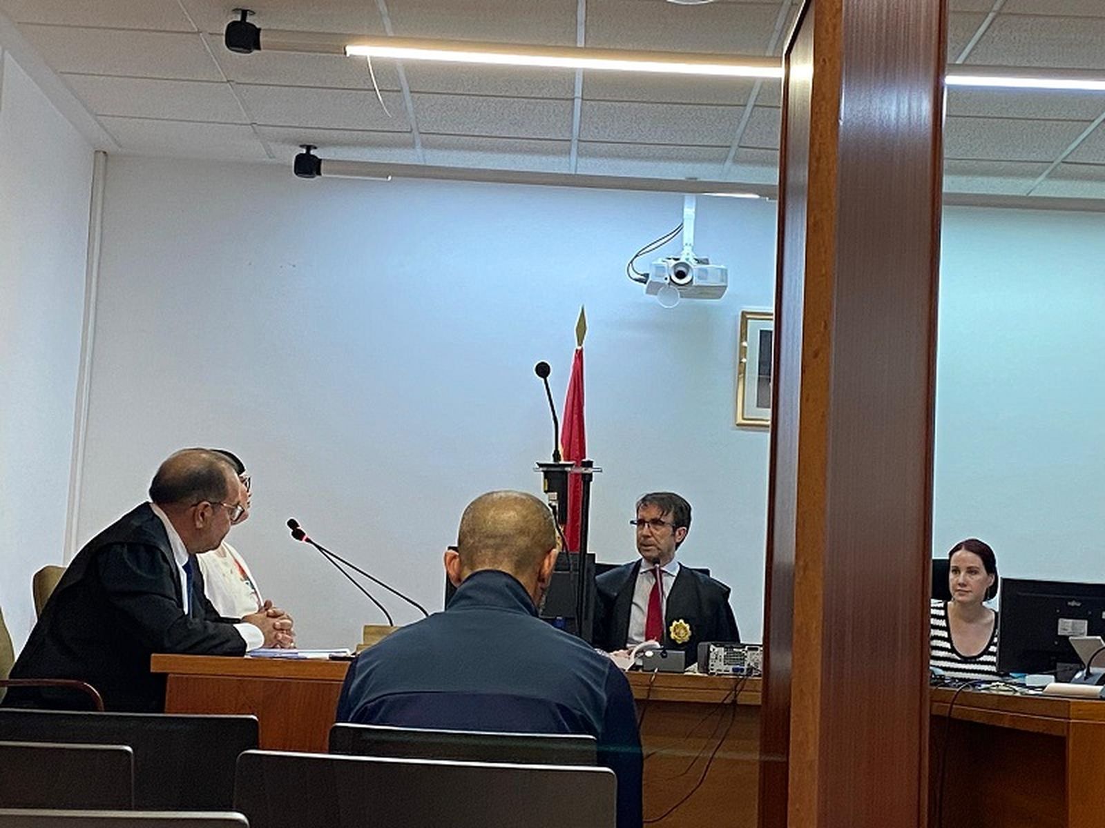 M.E.K. con un biombo para que no lo vea su expareja. / FOTO S.C.