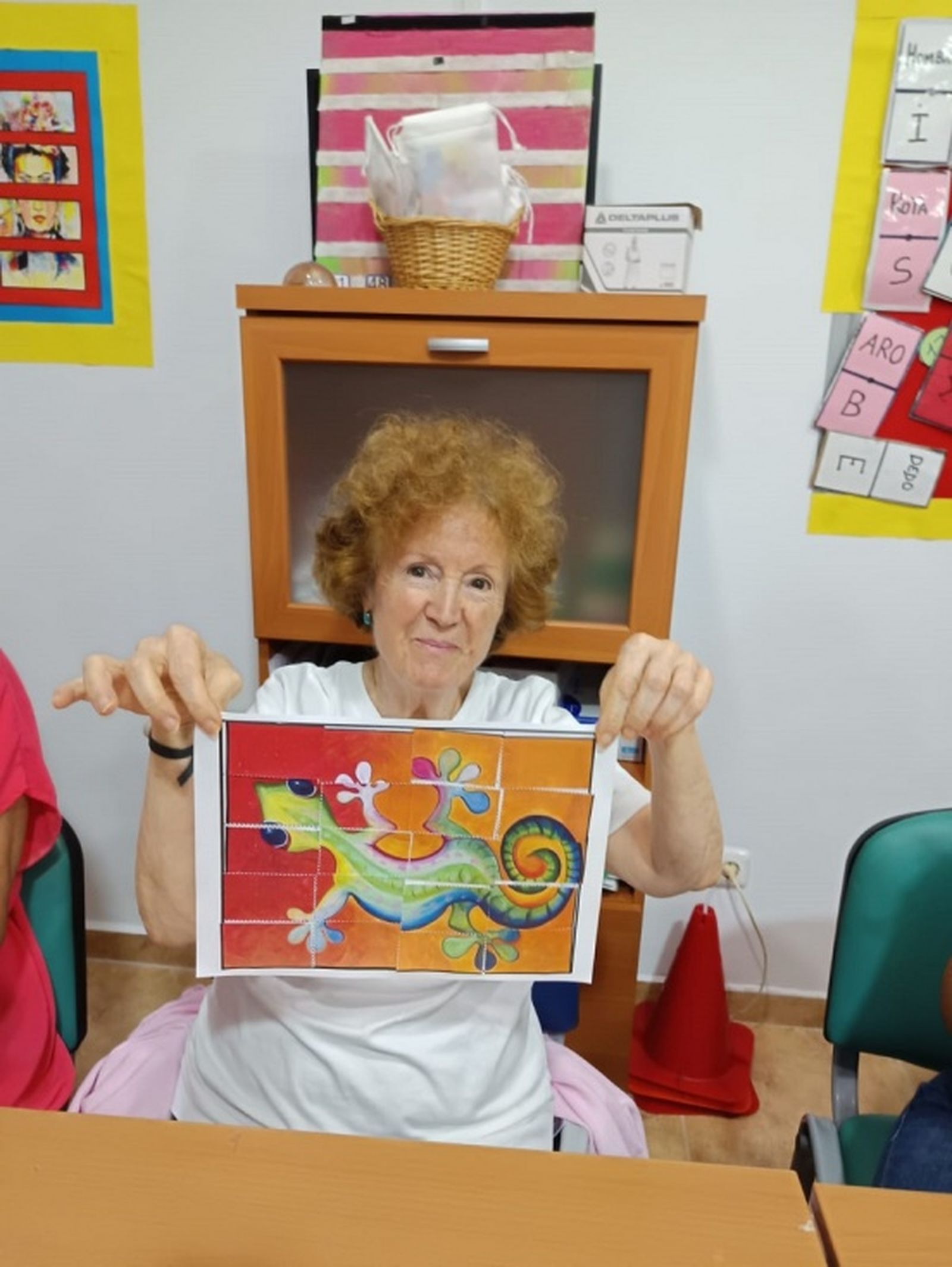 Usuaria de ADEN tras haber realizado una manualidad manipulativa cognitiva | FOTO CEDIDA