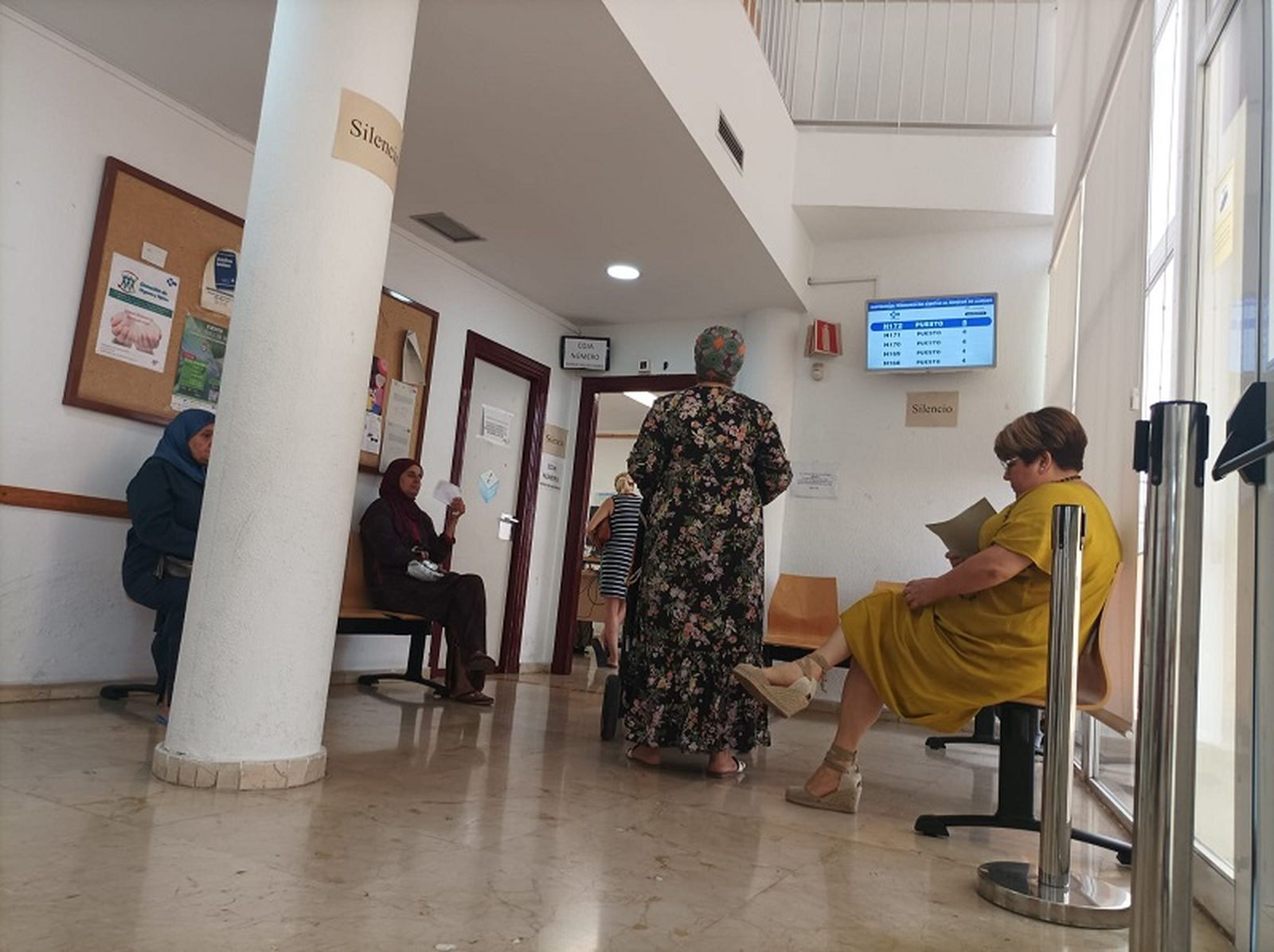 Usuarios aguardan a solicitar cita médica en el centro de salud de El Recinto/FOTO EL PUEBLO