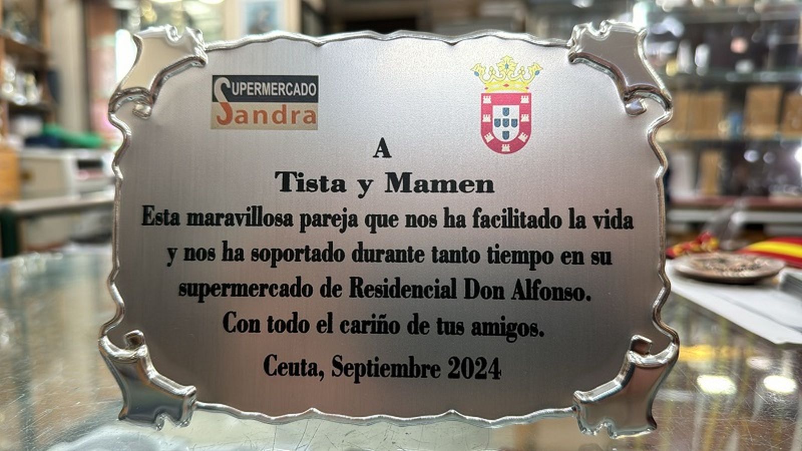 Placa de plata que les han regalado./ FOTO CEDIDA