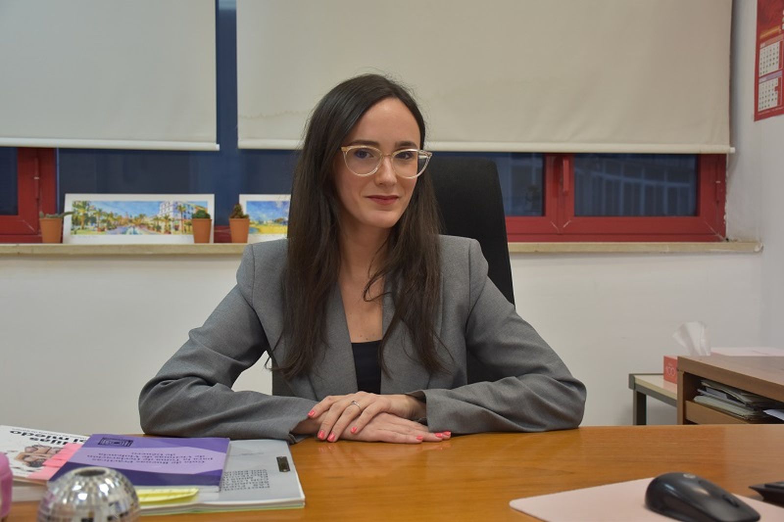 La titular del Juzgado de Primera Instancia e Instrucción nº4 de Ceuta, con competencias en Violencia sobre la Mujer, Sara López, en su despacho. / FOTO G.S.