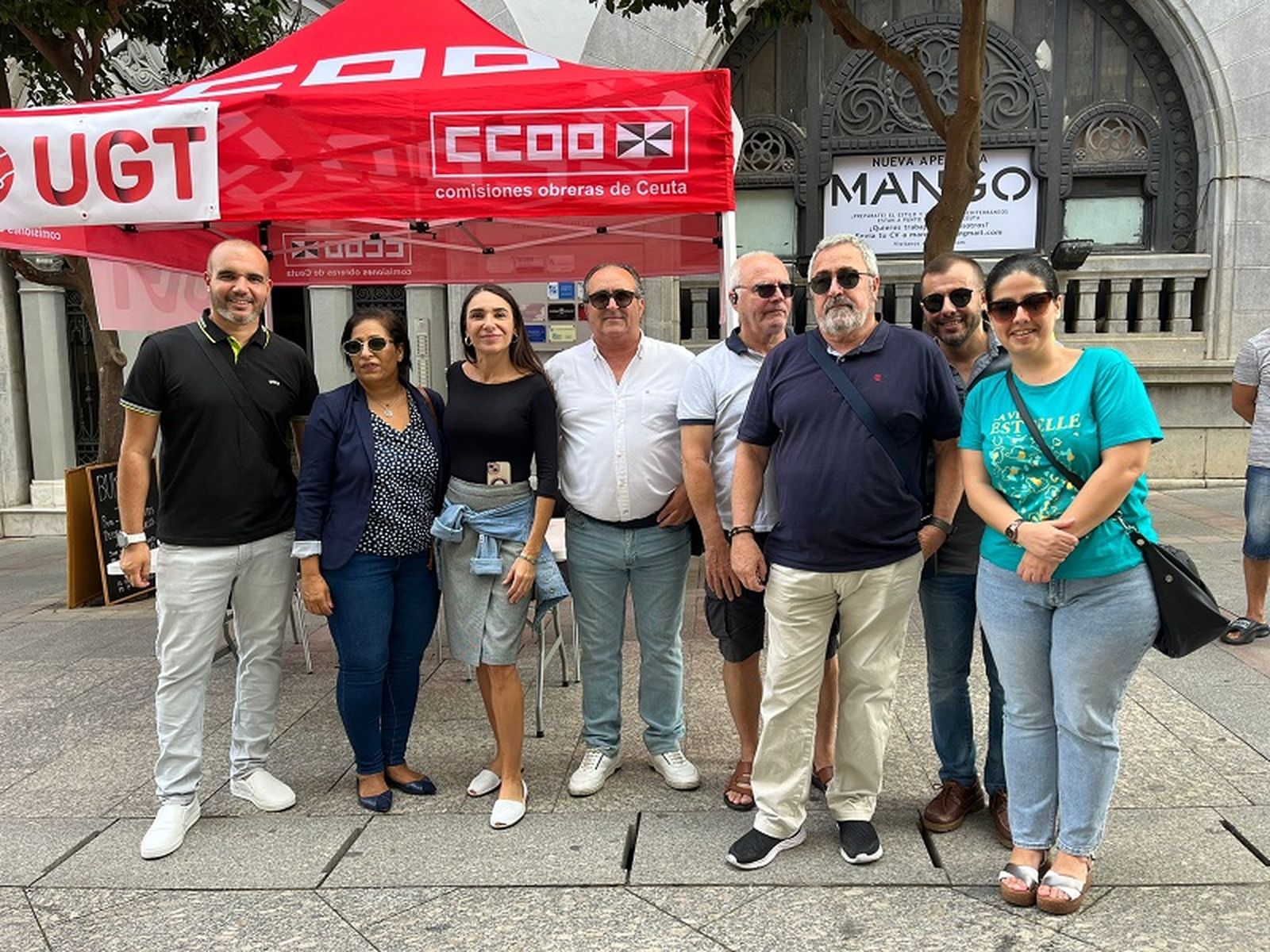 Sindicalistas al comienzo de la jornada./ FOTO C.L.