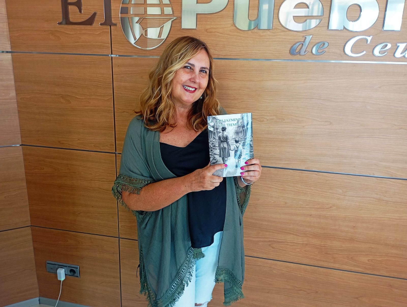 Puri Ferrón, con su libro / Coronado