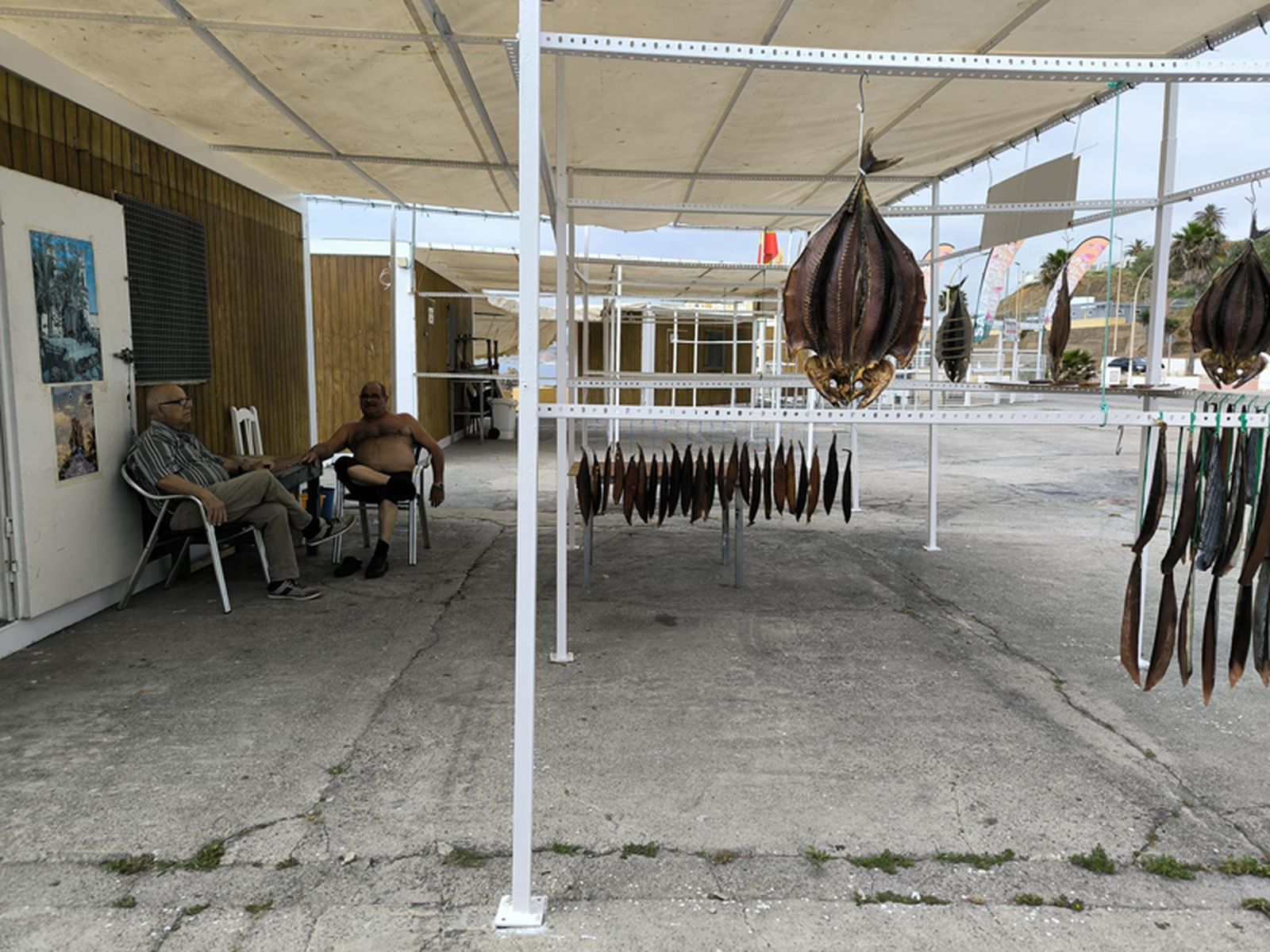 Dos vendedores conversan junto al pescado seco. / FOTO NICOL'S