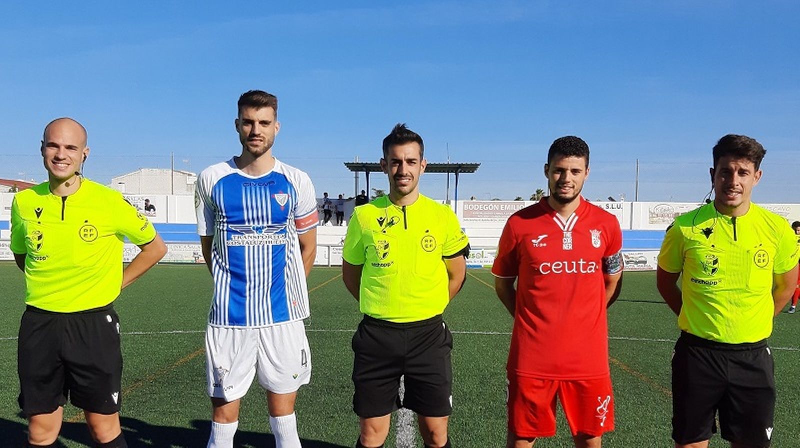 Árbitro y capitanes de ambos equipos, este sábado en el ‘Eloy Ávila Cano’. / FOTO BOLLULLOS CF